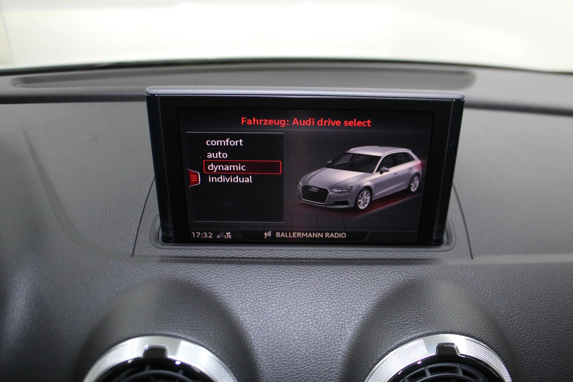 AUDI RS3 Sportback 2.5 TSI quattro S-tronic Optikpaket schwarz / ohne OPF / MAGIC-SOUND/ CH-Fahrzeug-image-22