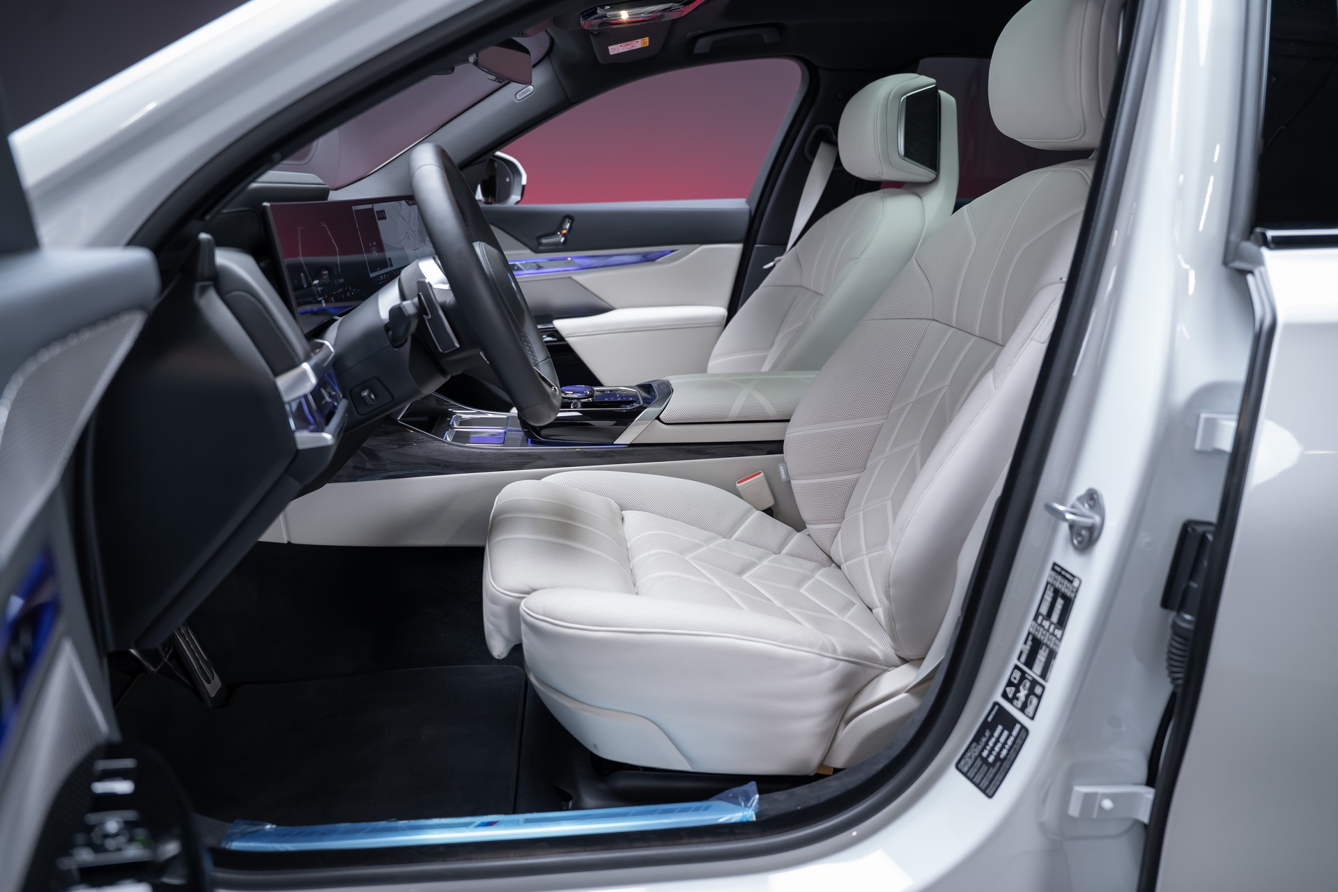 BMW 740d xDrive M Sport / Iconic Glow / Sky Lounge-image-19