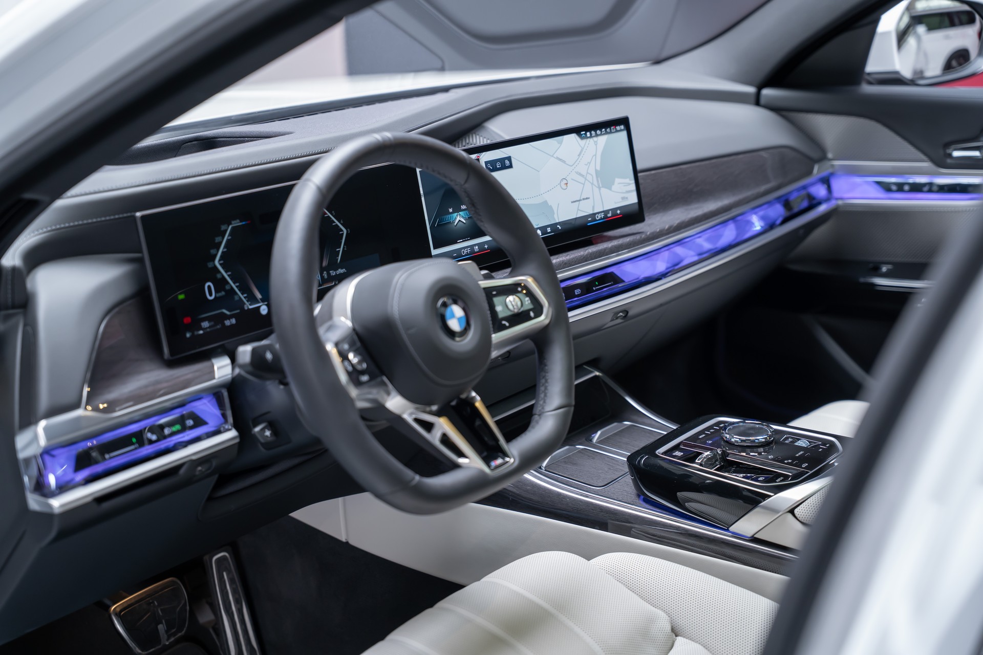 BMW 740d xDrive M Sport / Iconic Glow / Sky Lounge-image-14