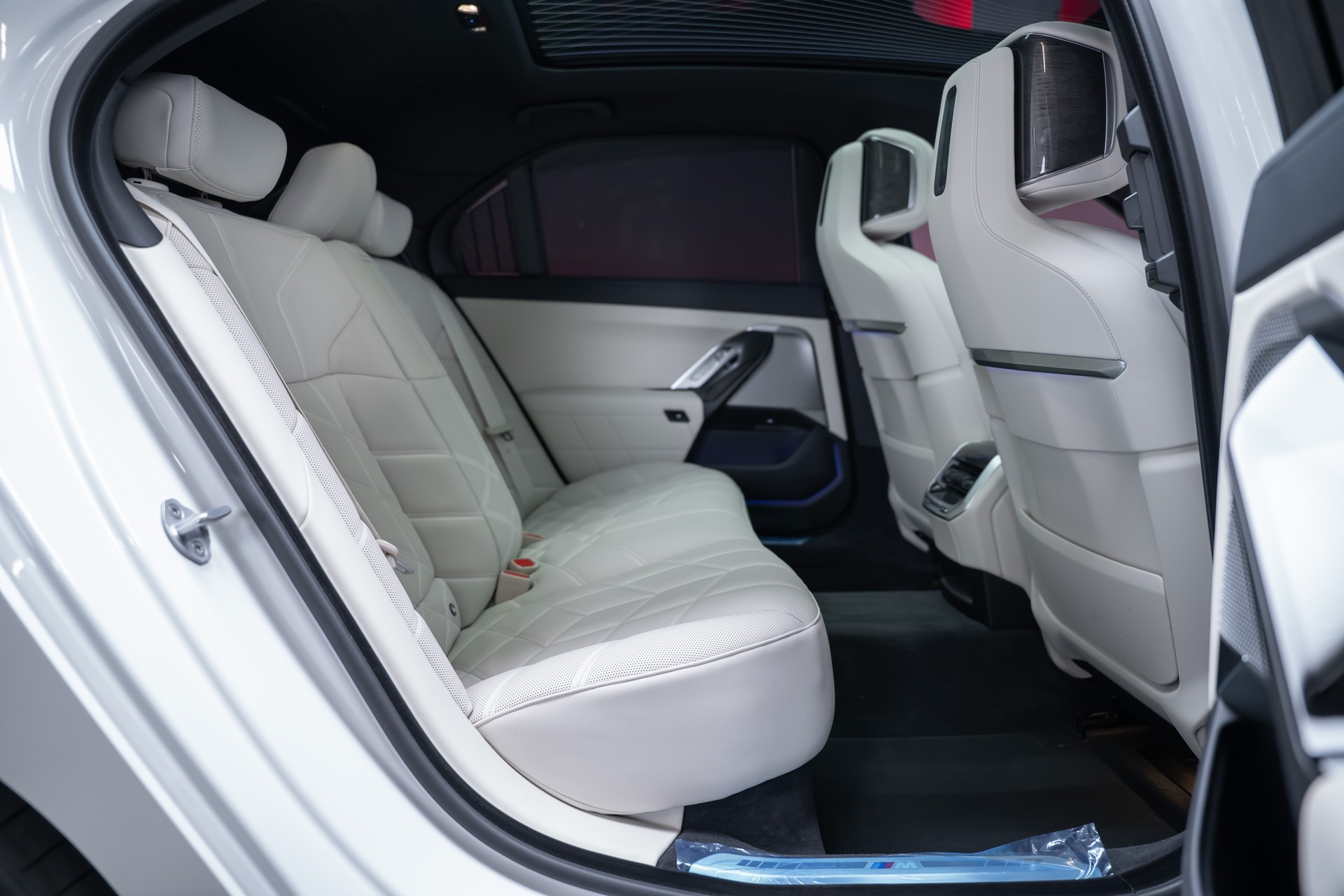 BMW 740d xDrive M Sport / Iconic Glow / Sky Lounge-image-42