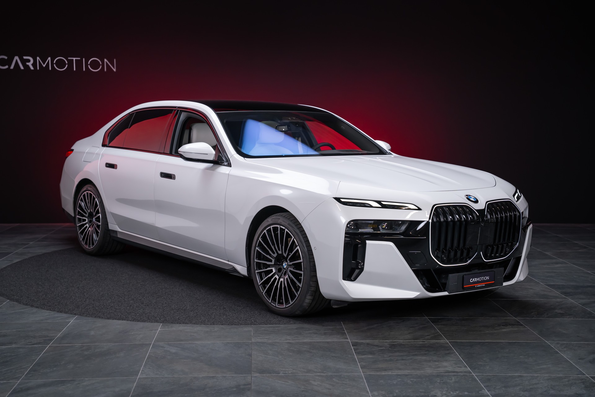 BMW 740d xDrive M Sport / Iconic Glow / Sky Lounge-showroom-element-3