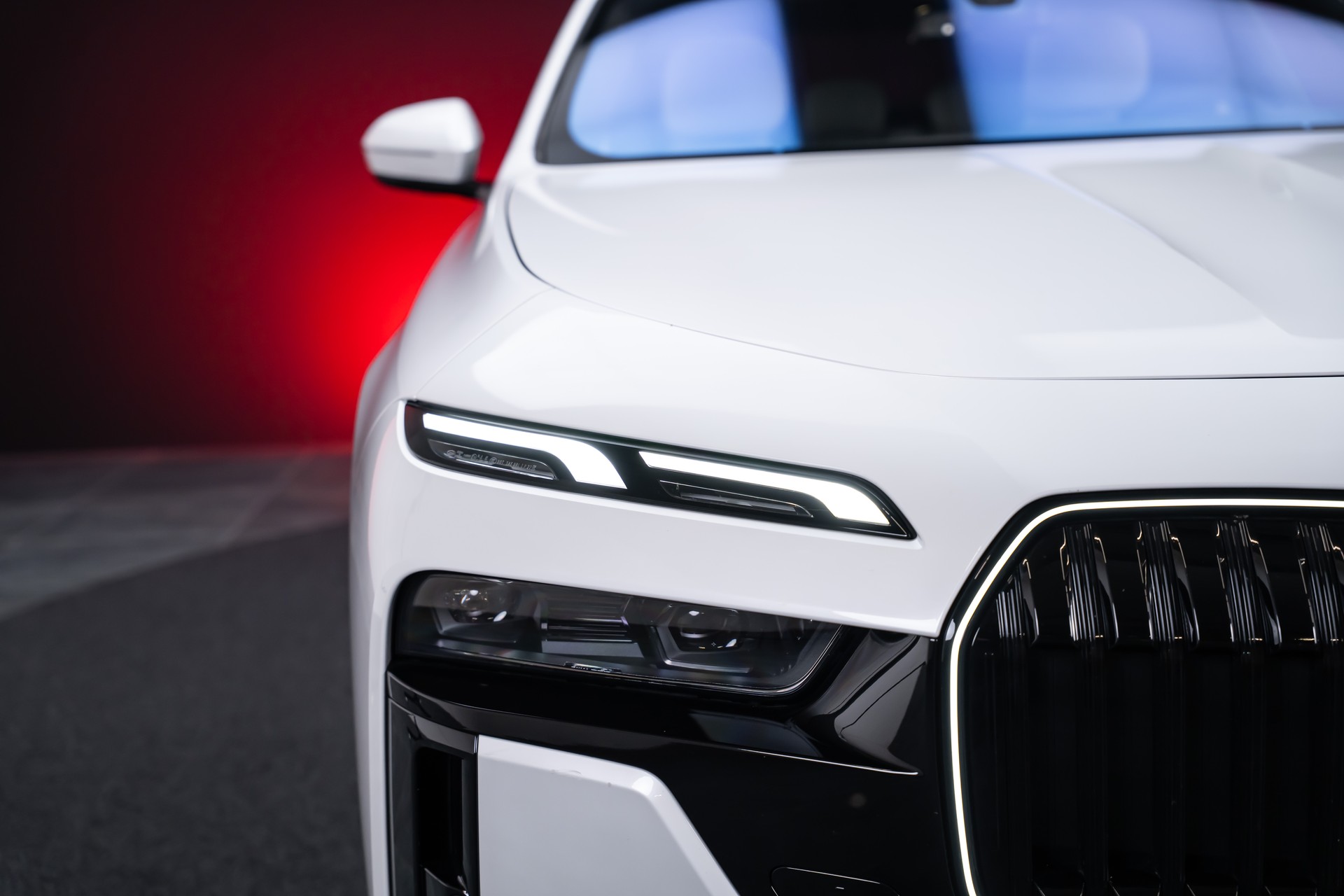 BMW 740d xDrive M Sport / Iconic Glow / Sky Lounge-showroom-element-2