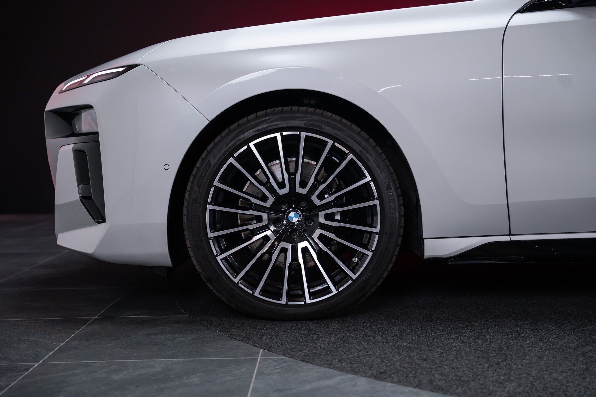 BMW 740d xDrive M Sport / Iconic Glow / Sky Lounge-image-11
