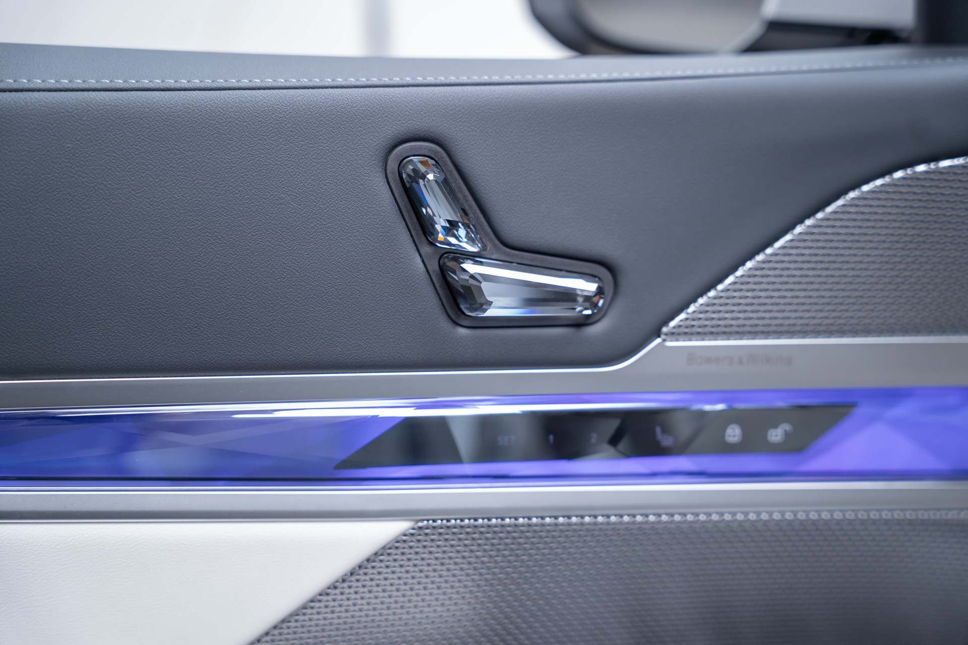 BMW 740d xDrive M Sport / Iconic Glow / Sky Lounge-image-18