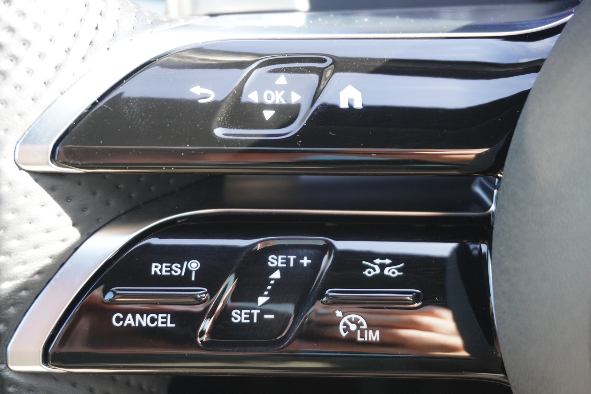 MERCEDES-BENZ E 220 d T 4Matic AMG Line 9G-Tronic-image-31