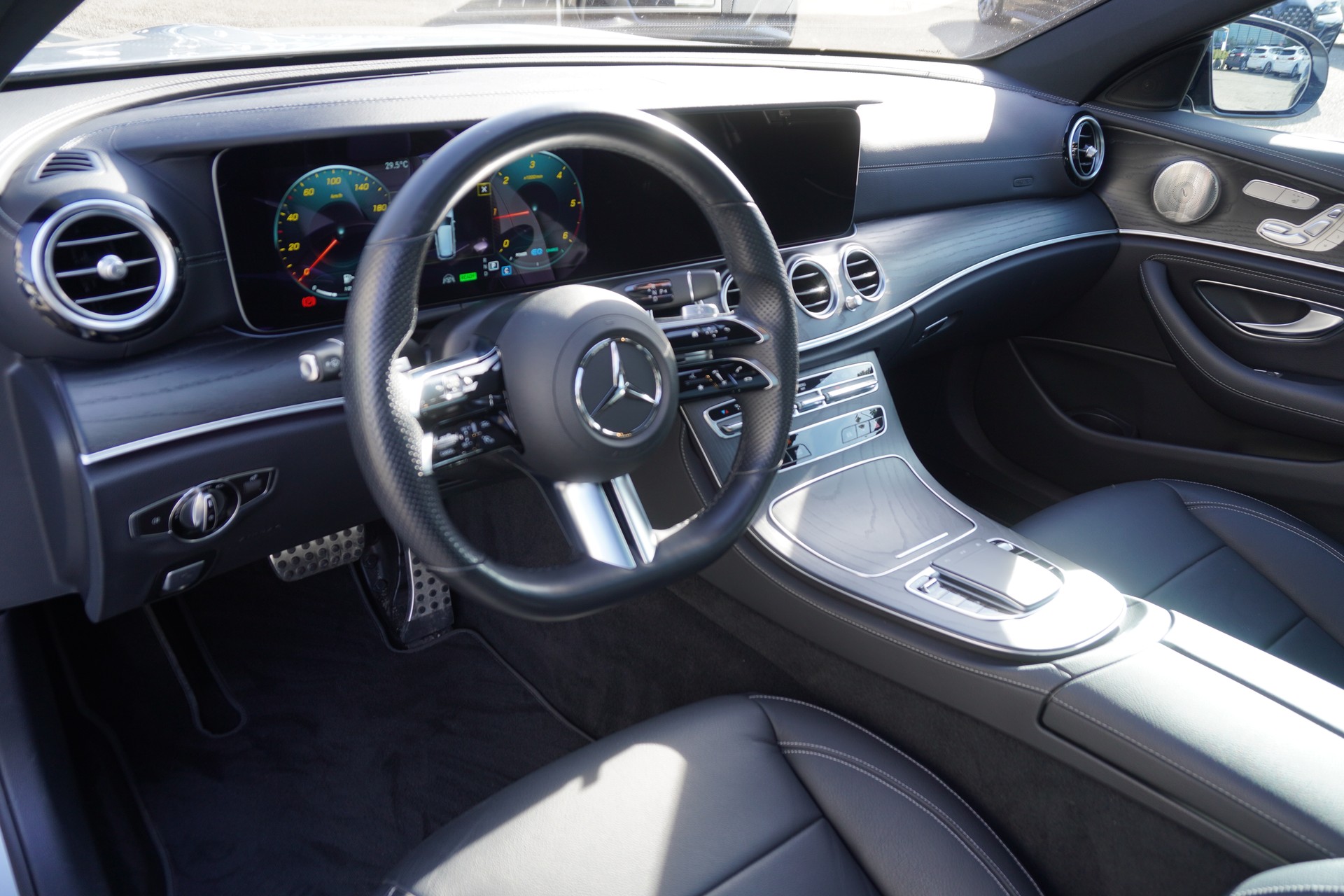 MERCEDES-BENZ E 220 d T 4Matic AMG Line 9G-Tronic-image-17