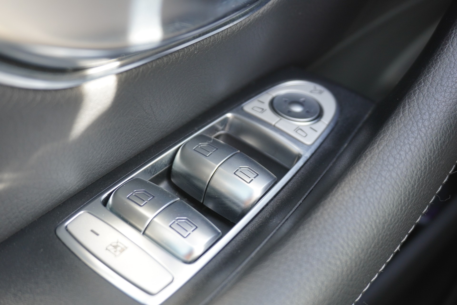 MERCEDES-BENZ E 220 d T 4Matic AMG Line 9G-Tronic-image-28