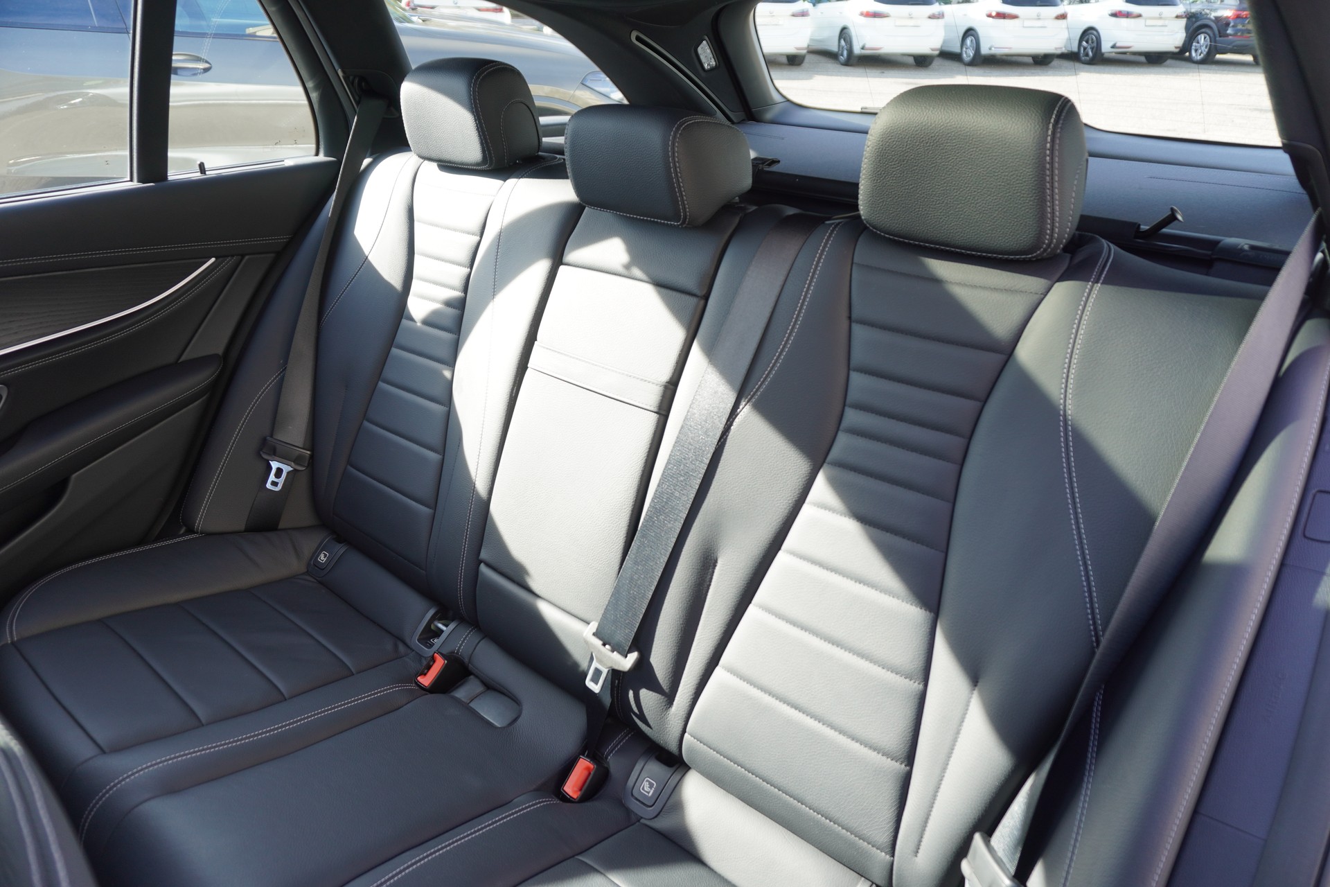 MERCEDES-BENZ E 220 d T 4Matic AMG Line 9G-Tronic-image-22