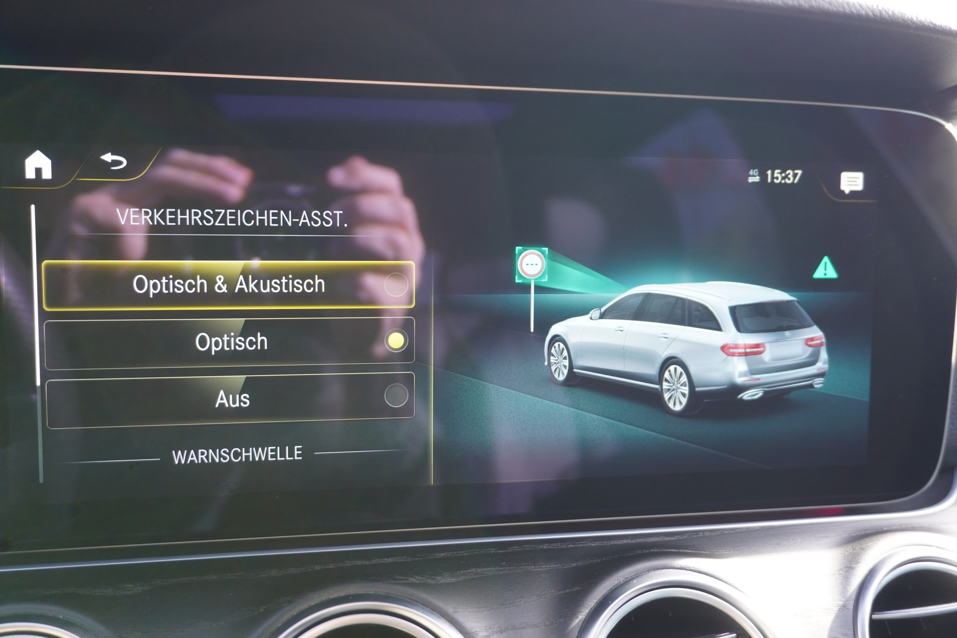 MERCEDES-BENZ E 220 d T 4Matic AMG Line 9G-Tronic-image-45