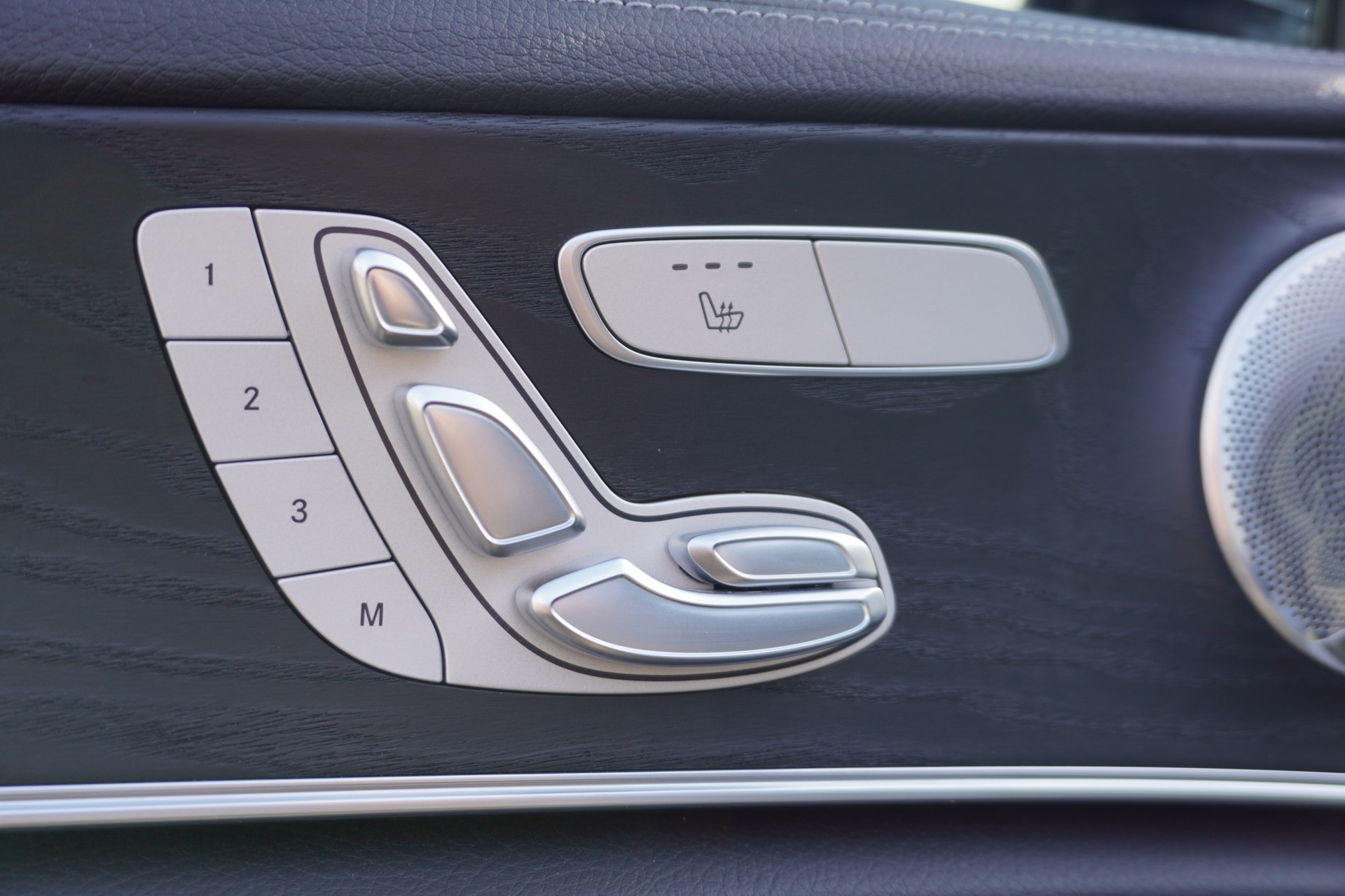 MERCEDES-BENZ E 220 d T 4Matic AMG Line 9G-Tronic-image-18
