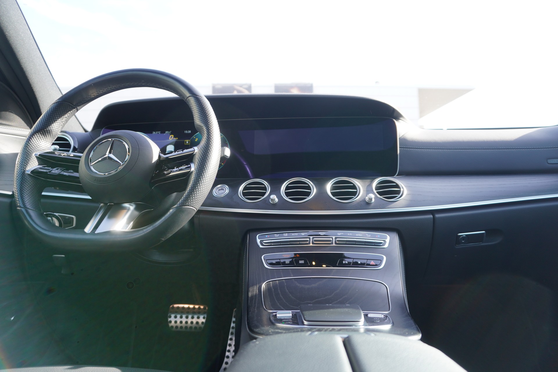 MERCEDES-BENZ E 220 d T 4Matic AMG Line 9G-Tronic-image-26