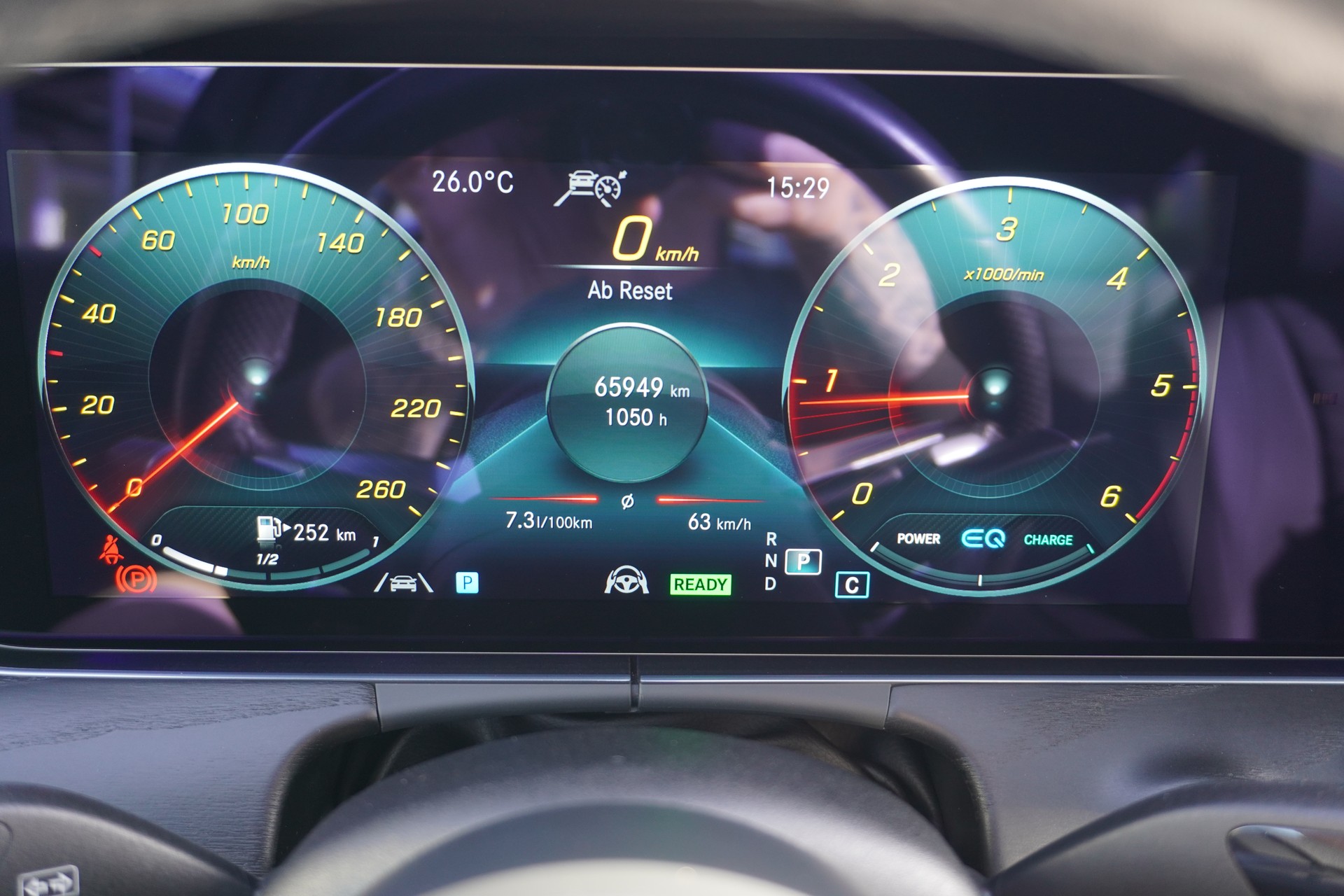 MERCEDES-BENZ E 220 d T 4Matic AMG Line 9G-Tronic-image-29
