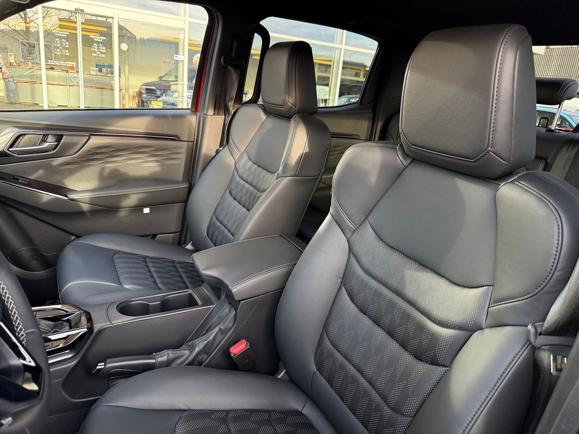 ISUZU D-MAX 1.9 CrewCab N60 Nitro Sport 4x4 Automat 5 JAHRE GARANTIE Nur bei Garage Zöllig - Finanzierung OHNE Zins möglich!-image-8