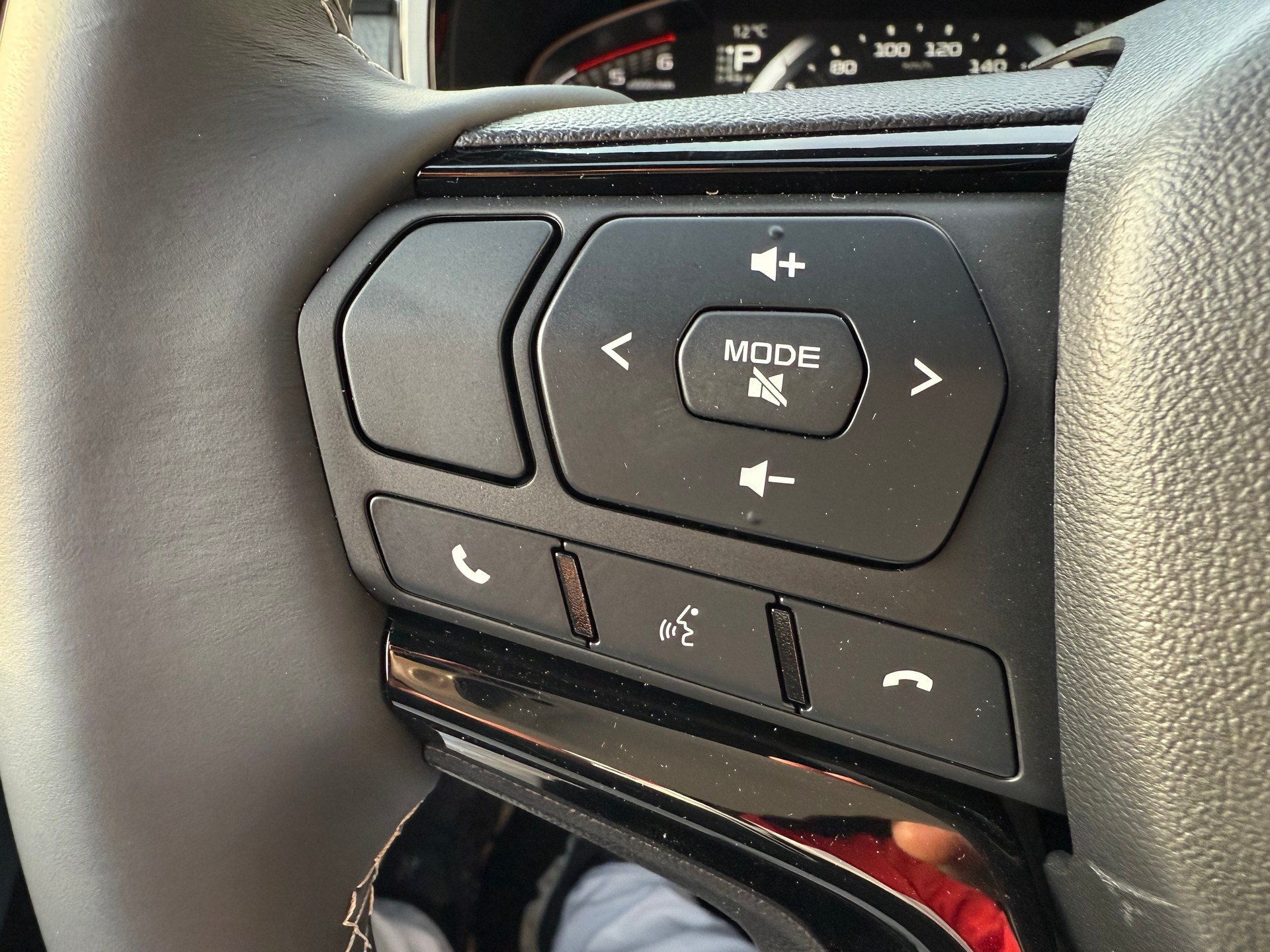 ISUZU D-MAX 1.9 CrewCab N60 Nitro Sport 4x4 Automat 5 JAHRE GARANTIE Nur bei Garage Zöllig - Finanzierung OHNE Zins möglich!-image-11