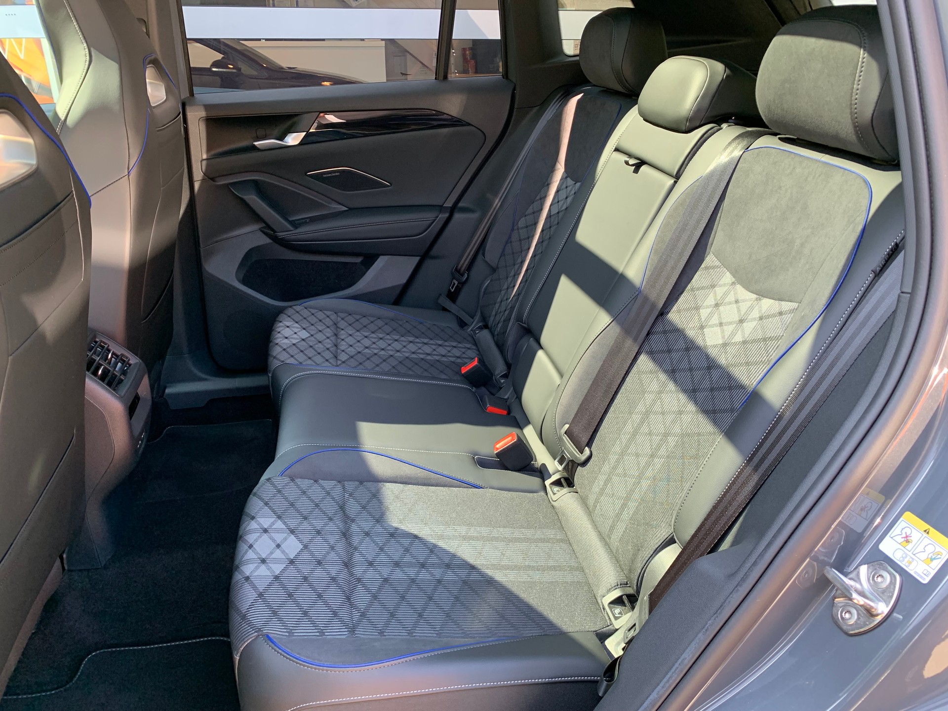 VW Tiguan 2.0 TDI SCR R-Line 4Motion DSG-image-19
