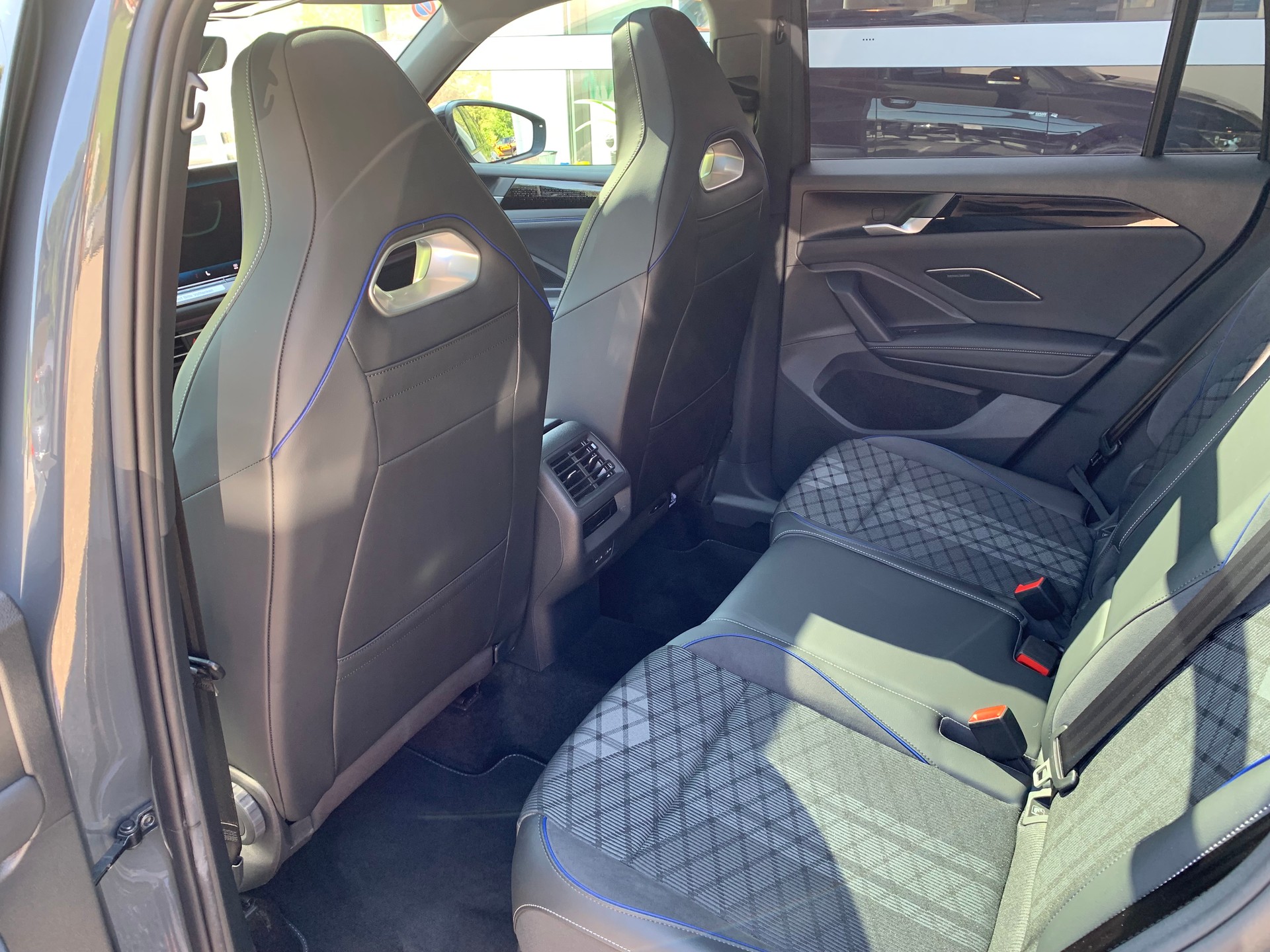 VW Tiguan 2.0 TDI SCR R-Line 4Motion DSG-image-18