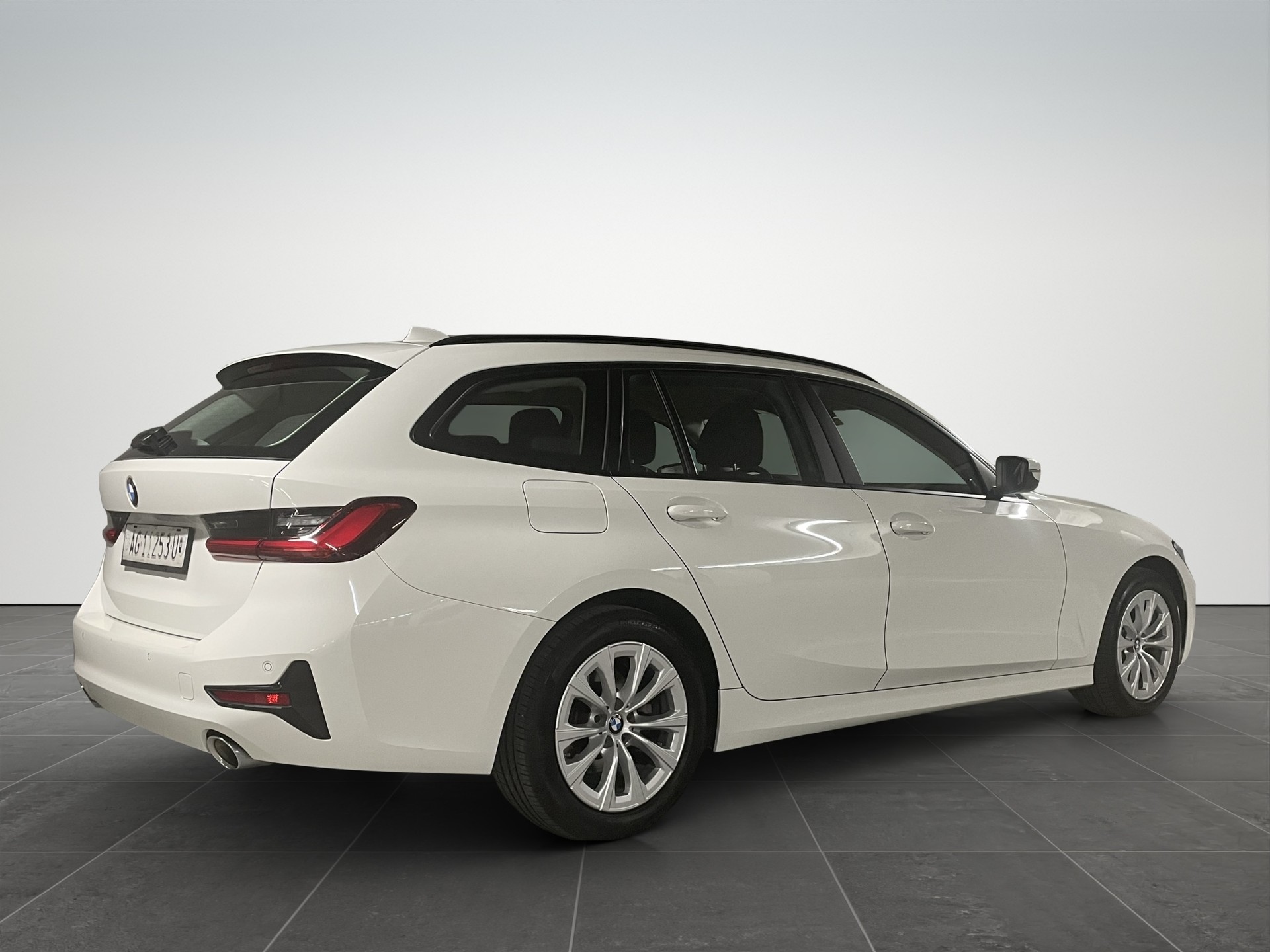 BMW 320d xDrive 48V Touring Steptronic-showroom-element-2