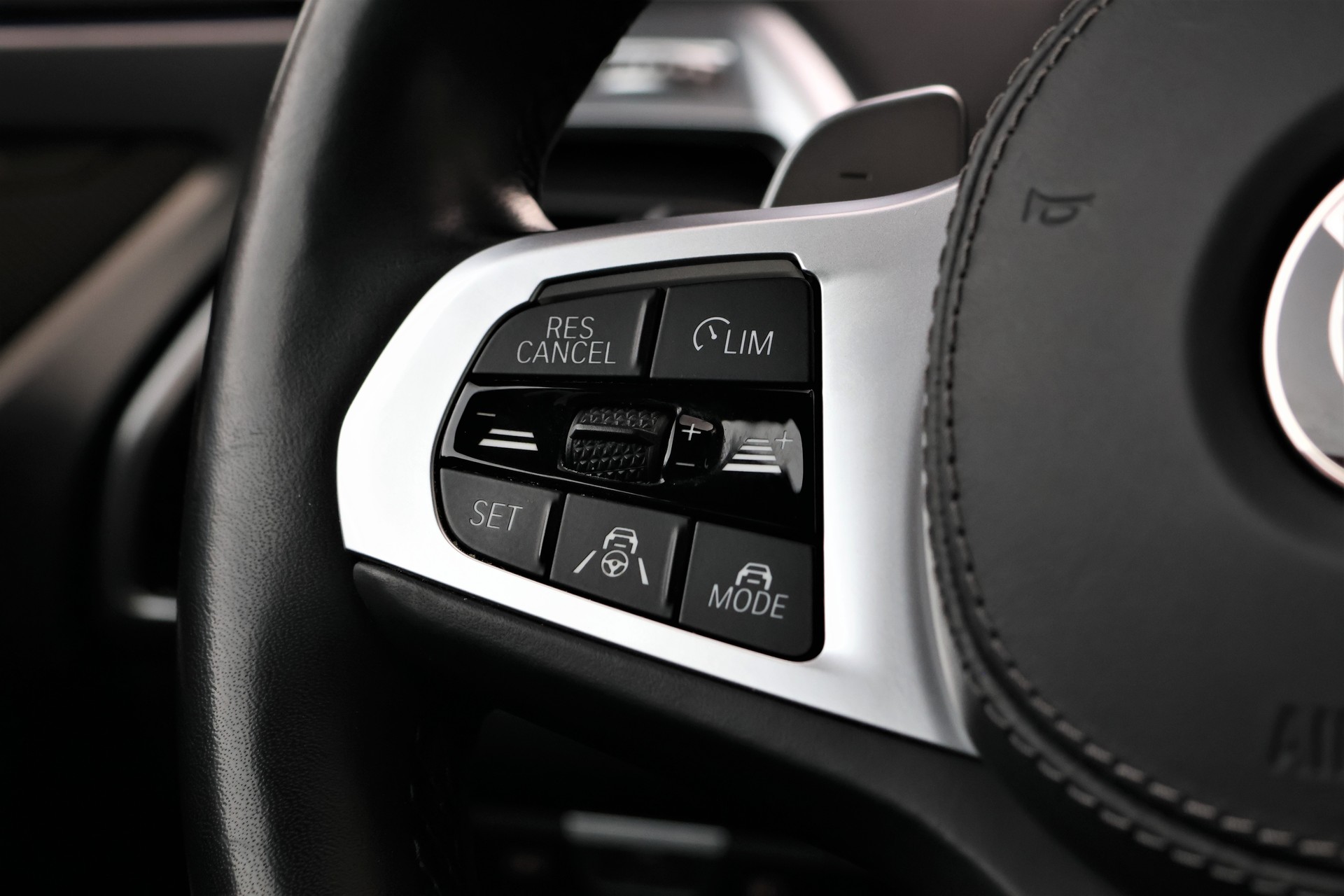 BMW 840i xDrive M Sport Steptronic-image-17