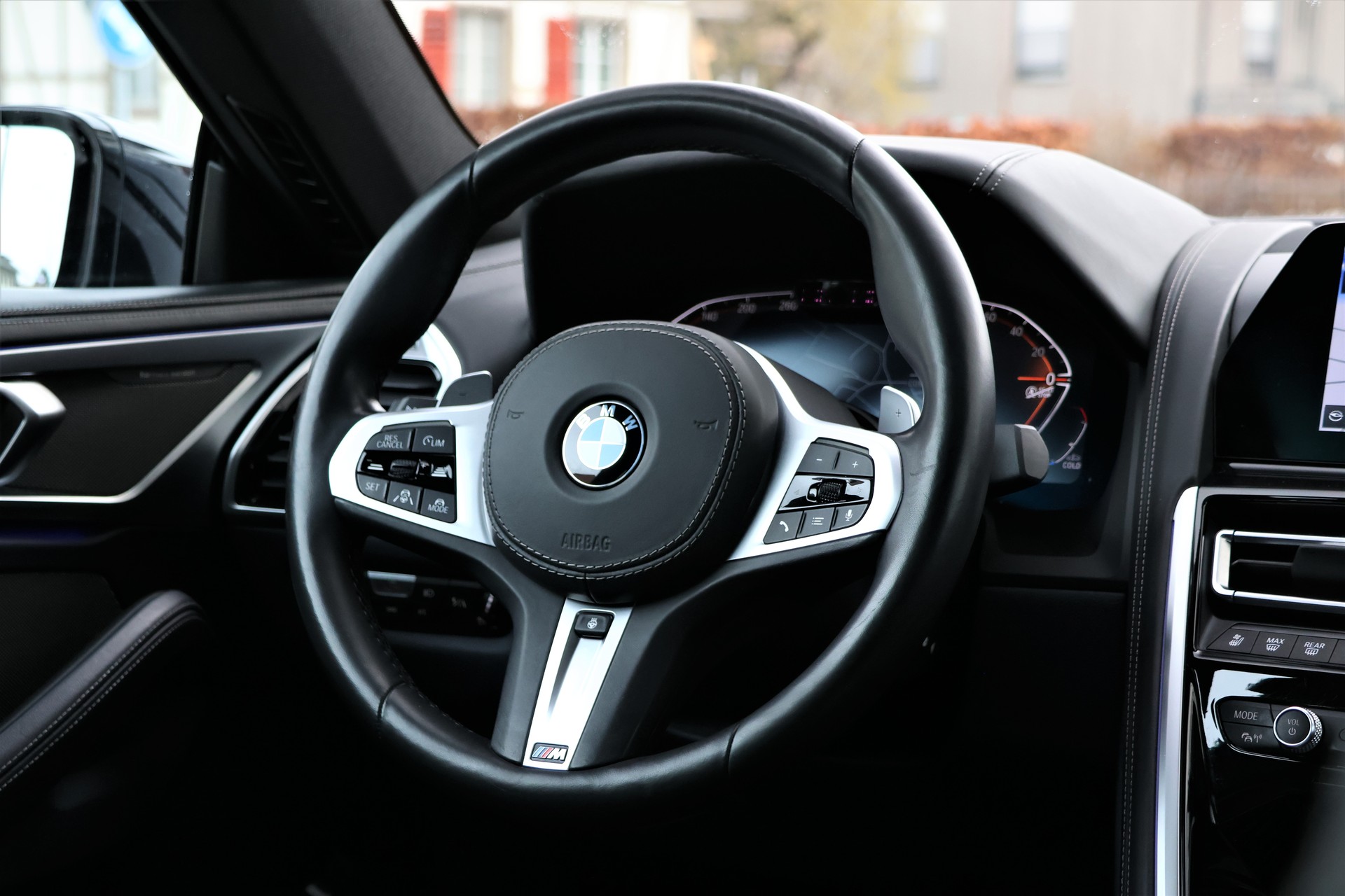 BMW 840i xDrive M Sport Steptronic-image-15