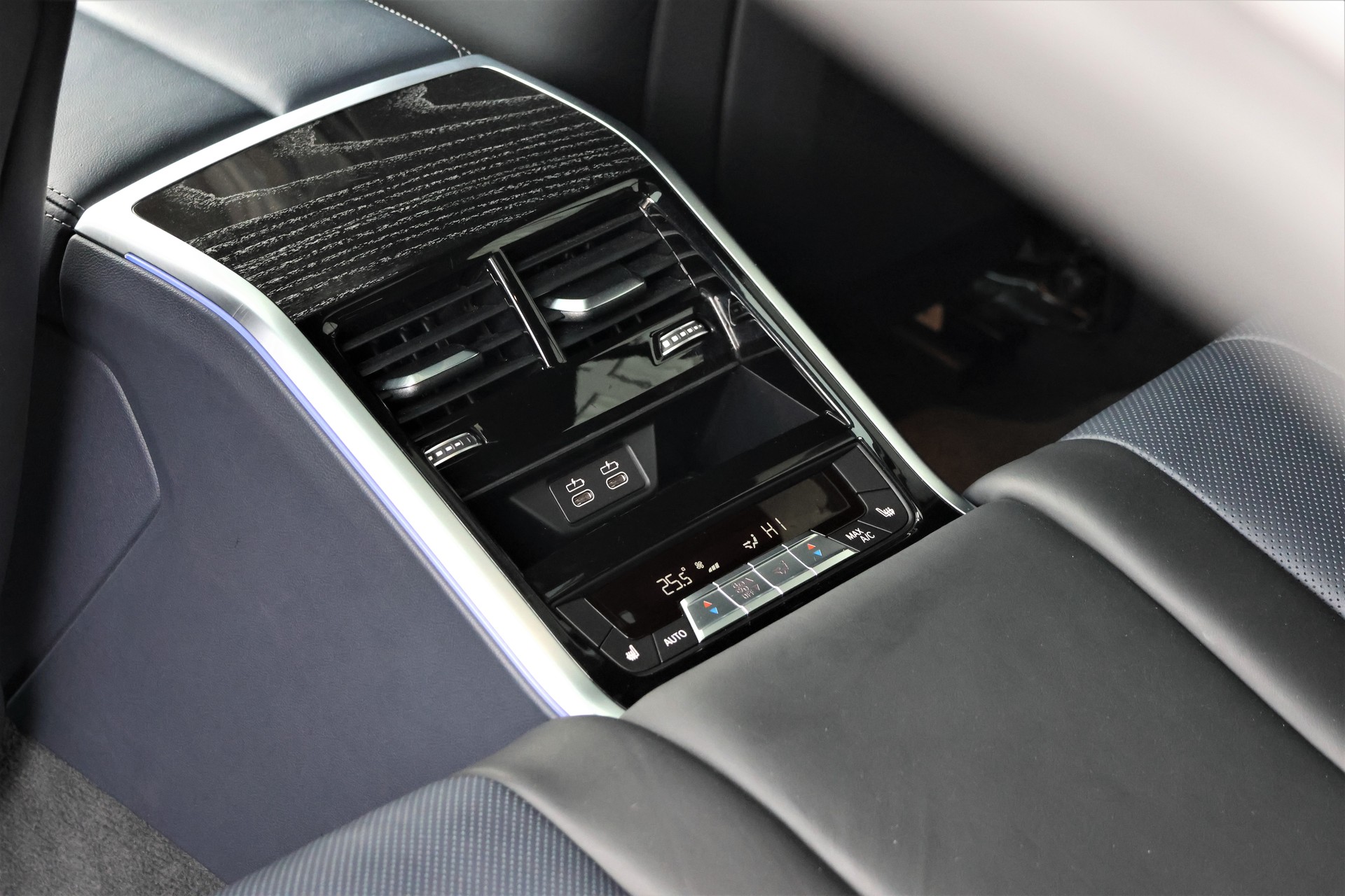 BMW 840i xDrive M Sport Steptronic-image-12