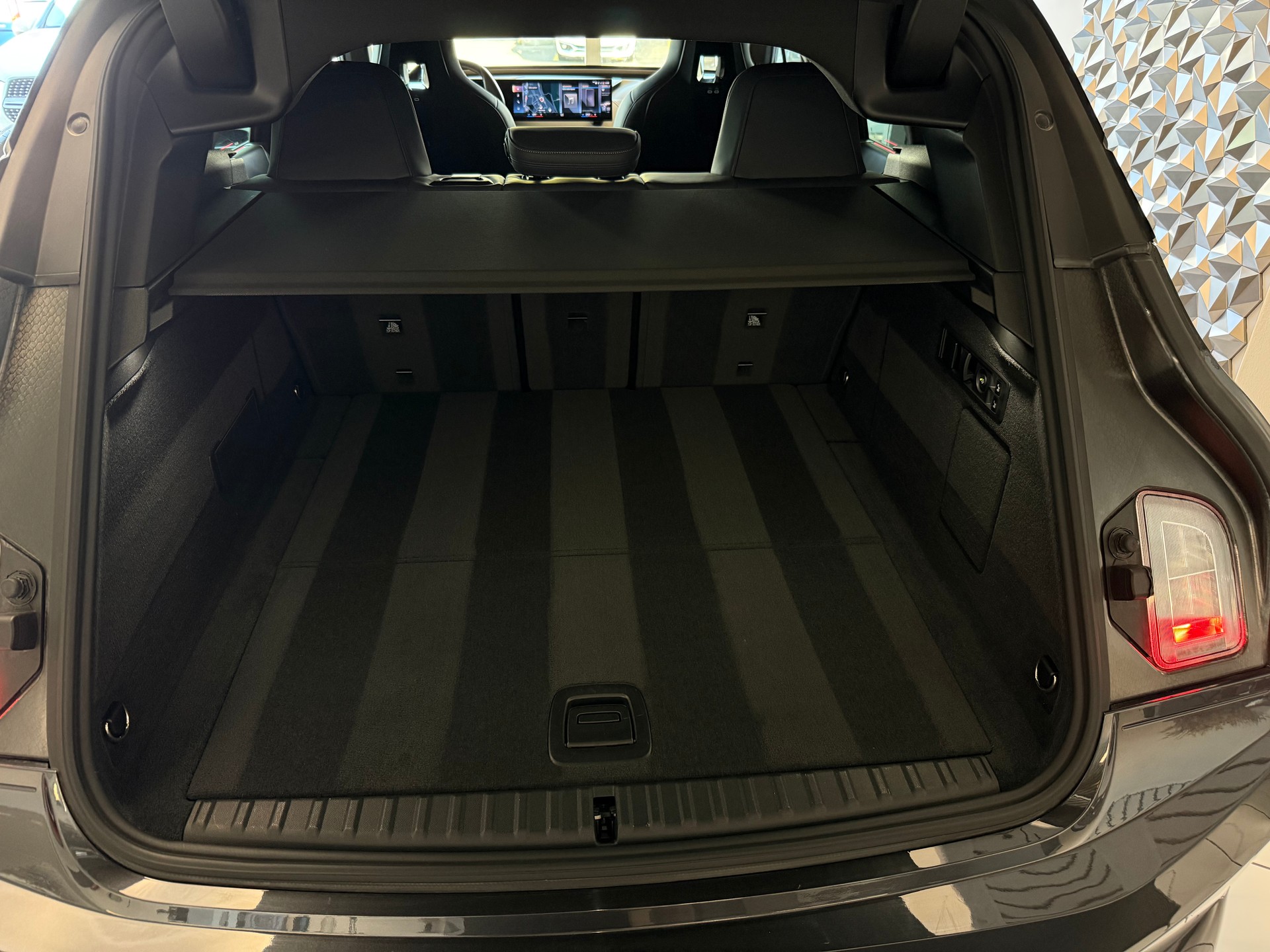 BMW iX xDrive40 Launch Edition | SOH 99.98%-image-9