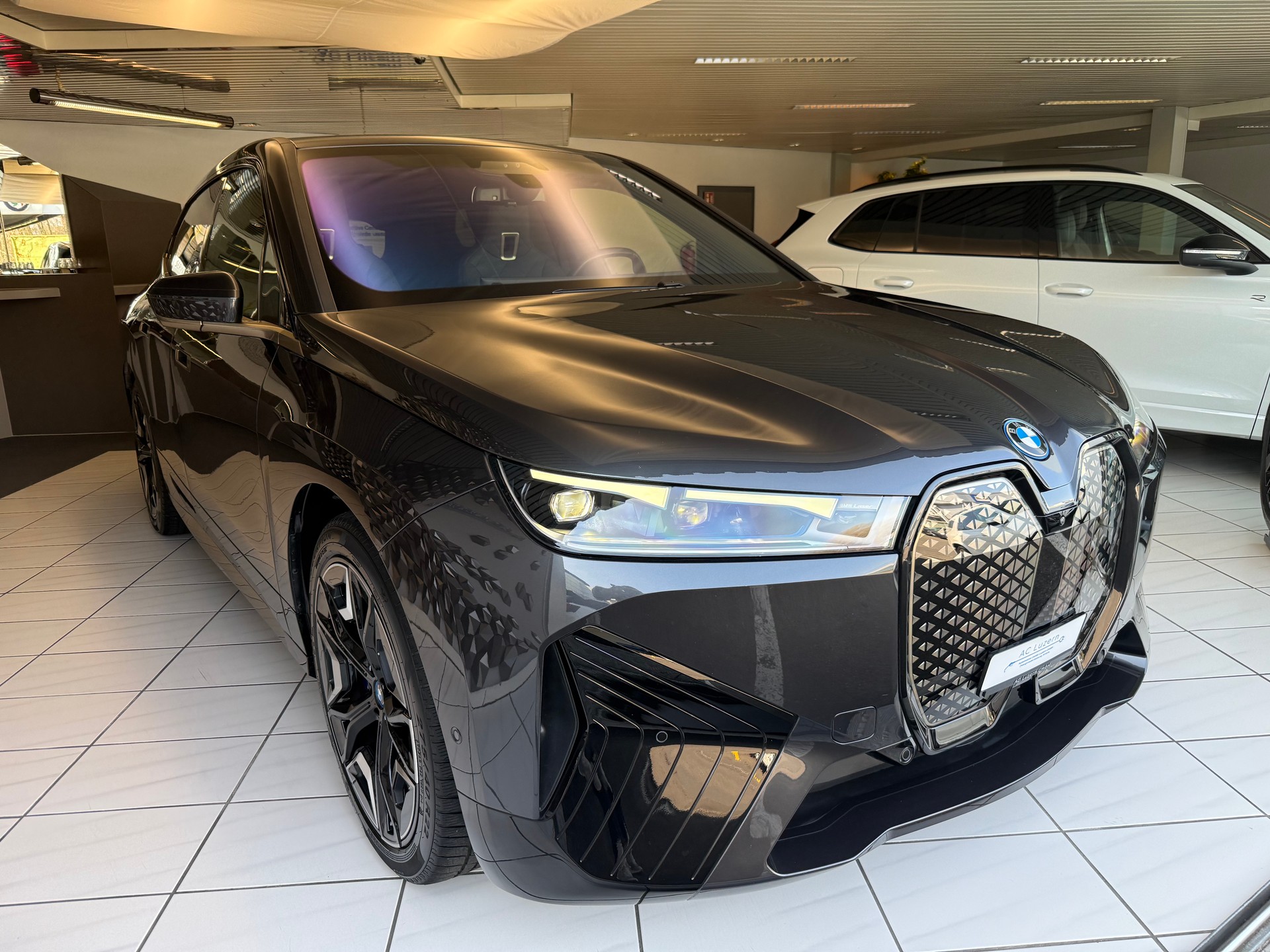 BMW iX xDrive40 Launch Edition | SOH 99.98%-image-4