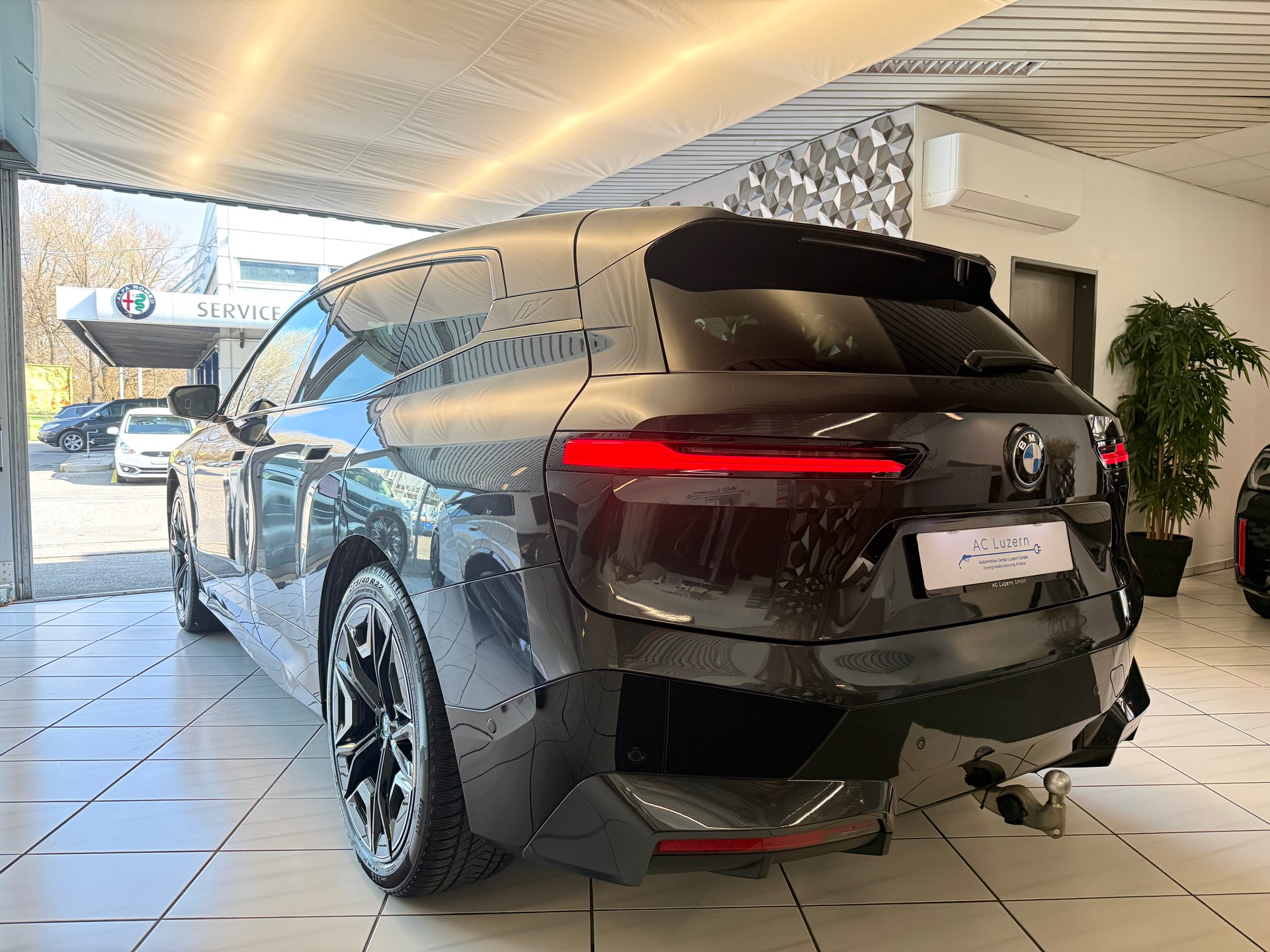 BMW iX xDrive40 Launch Edition | SOH 99.98%-showroom-element-2