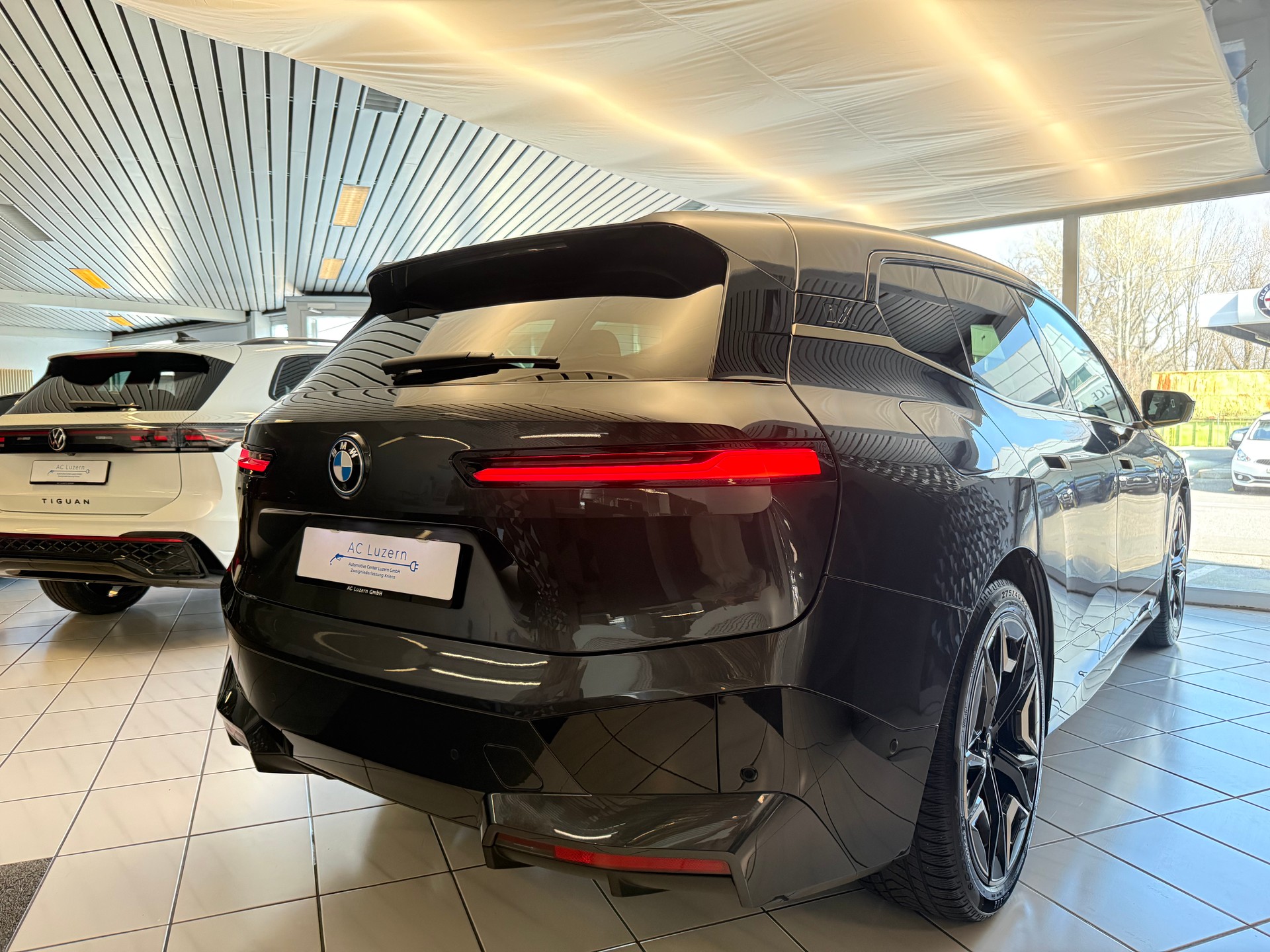 BMW iX xDrive40 Launch Edition | SOH 99.98%-showroom-element-3