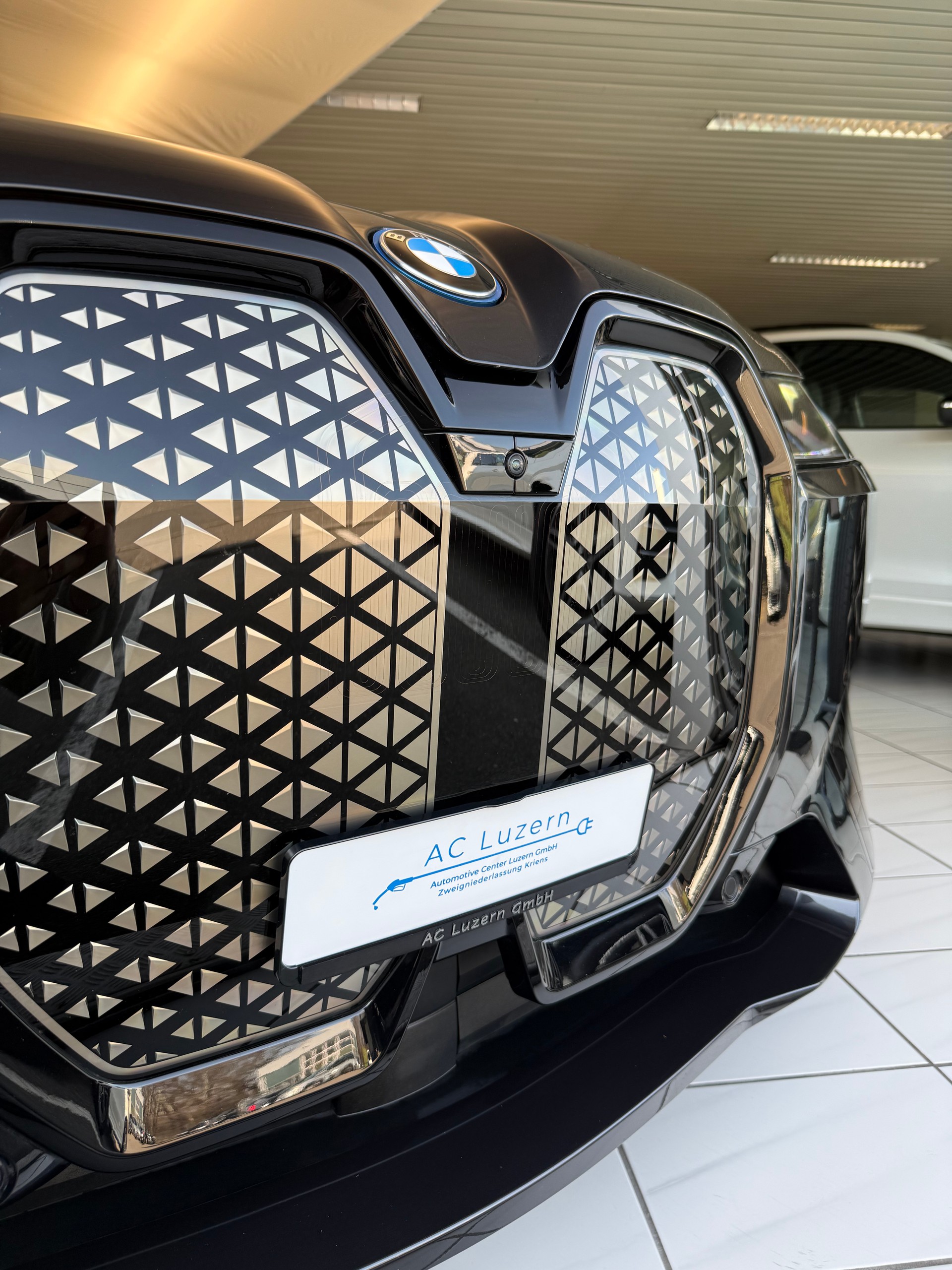 BMW iX xDrive40 Launch Edition | SOH 99.98%-image-23