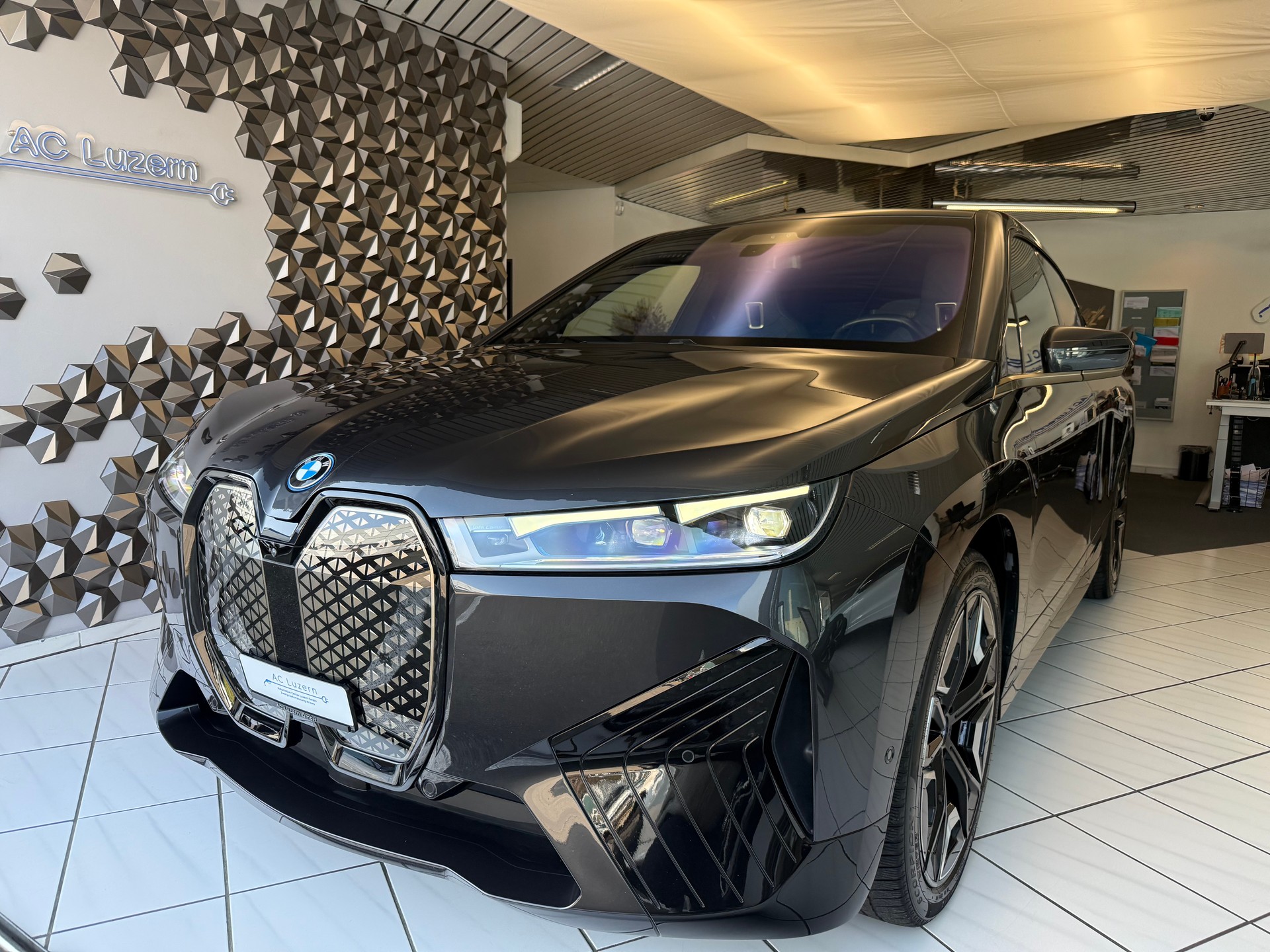 BMW iX xDrive40 Launch Edition | SOH 99.98%