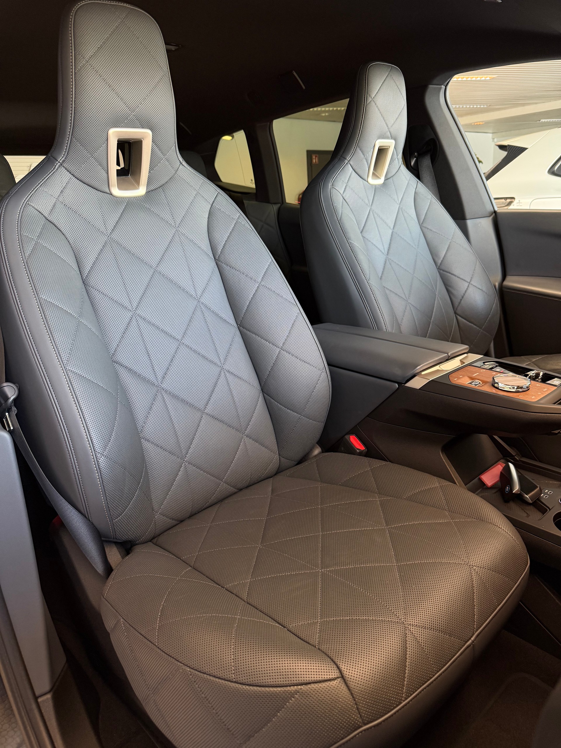 BMW iX xDrive40 Launch Edition | SOH 99.98%-image-13