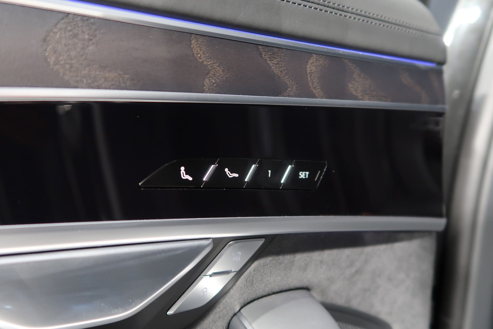 AUDI A8 50 TDI quattro tiptronic-image-15