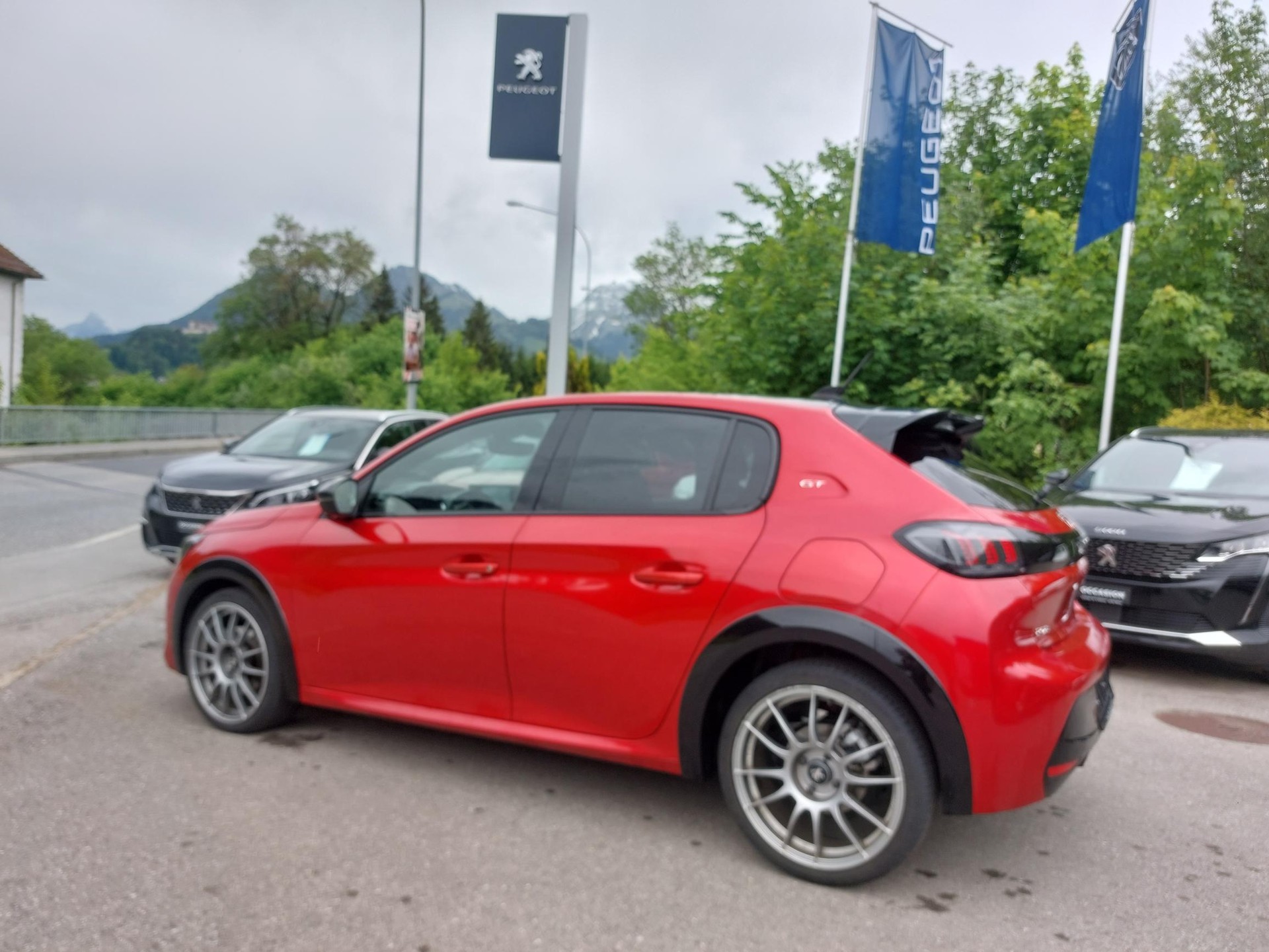 PEUGEOT 208 1.2 PureTech GT EAT8-image-1