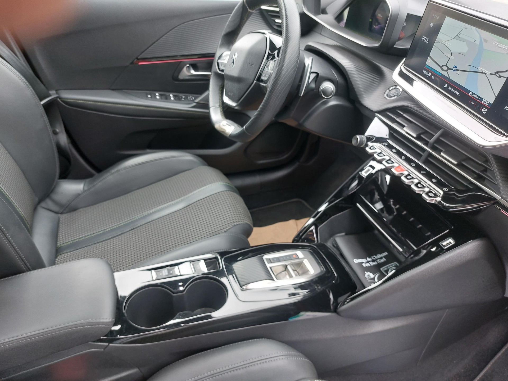 PEUGEOT 208 1.2 PureTech GT EAT8-image-9