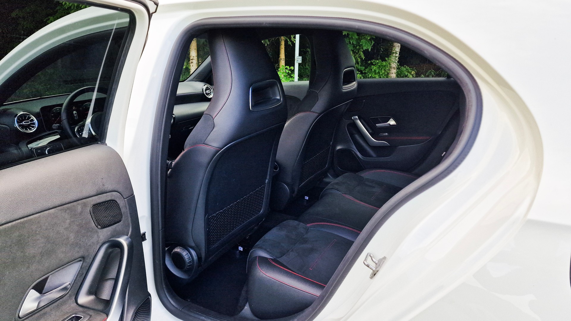 MERCEDES-BENZ A 180 d AMG Line-image-20