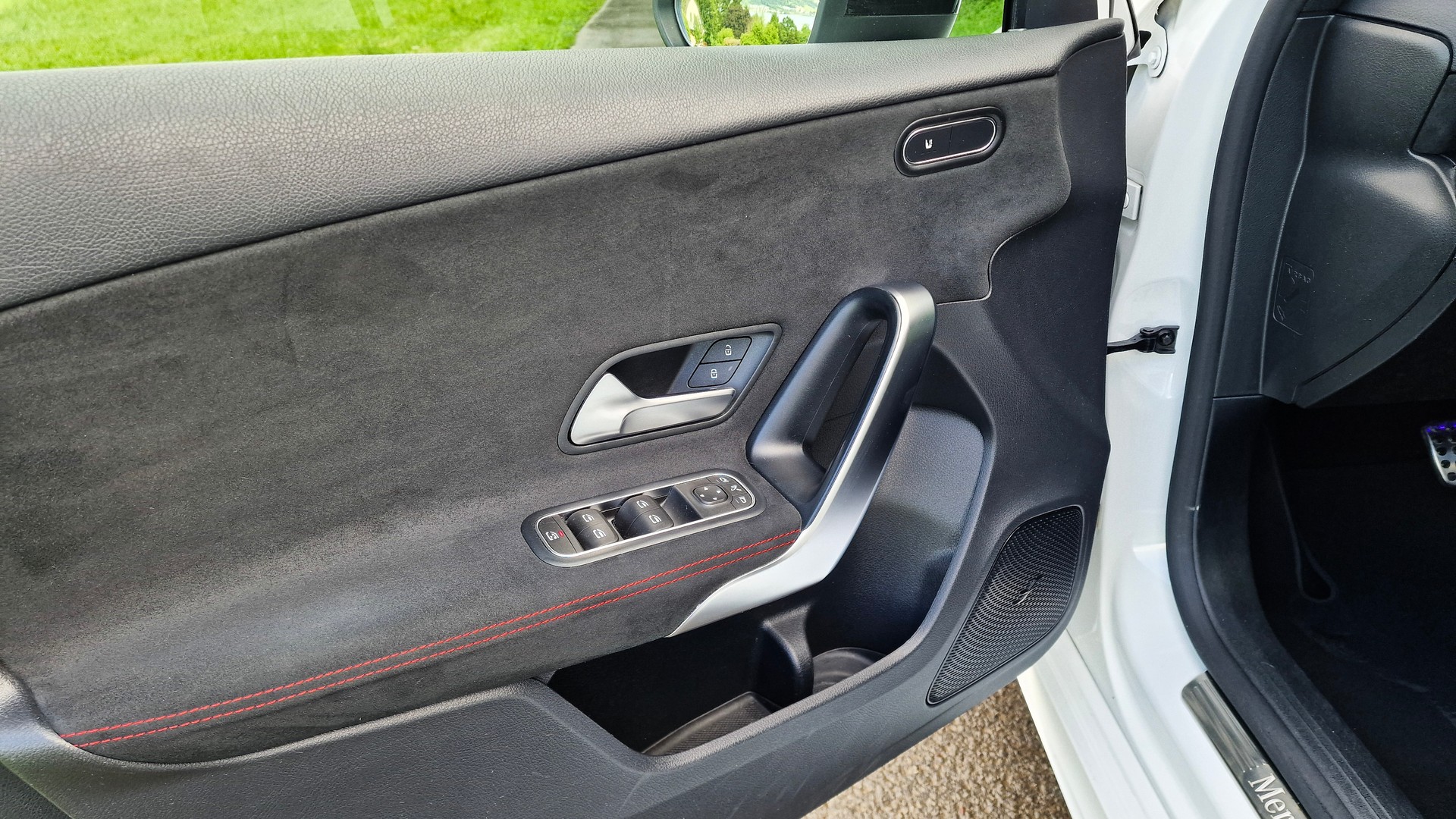 MERCEDES-BENZ A 180 d AMG Line-image-13