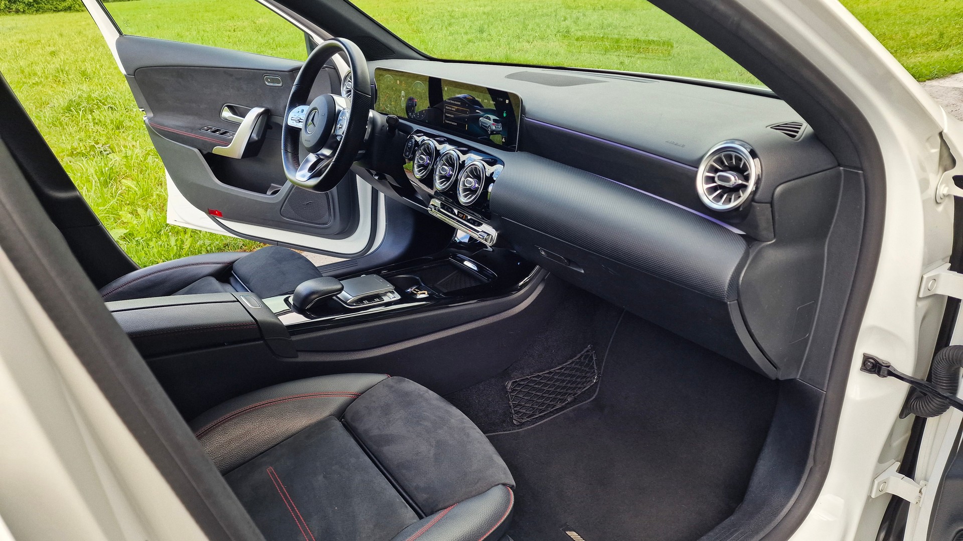MERCEDES-BENZ A 180 d AMG Line-image-10