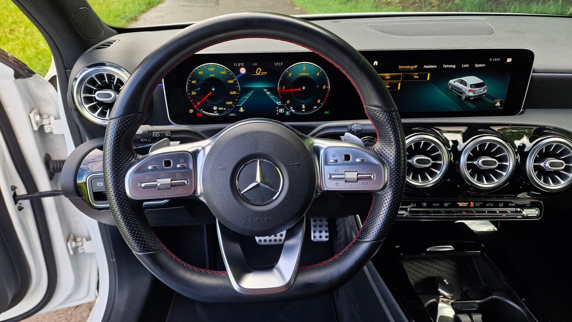 MERCEDES-BENZ A 180 d AMG Line-image-11