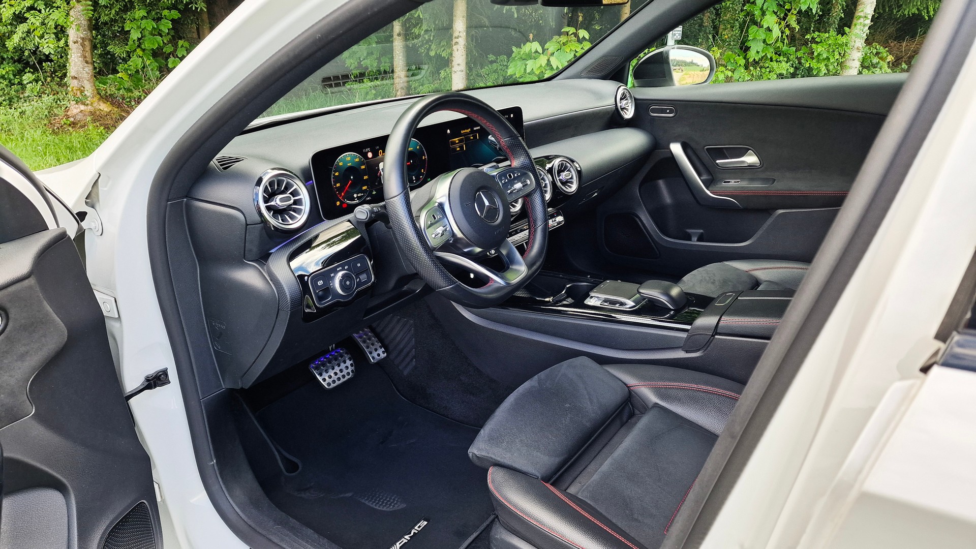 MERCEDES-BENZ A 180 d AMG Line-image-7