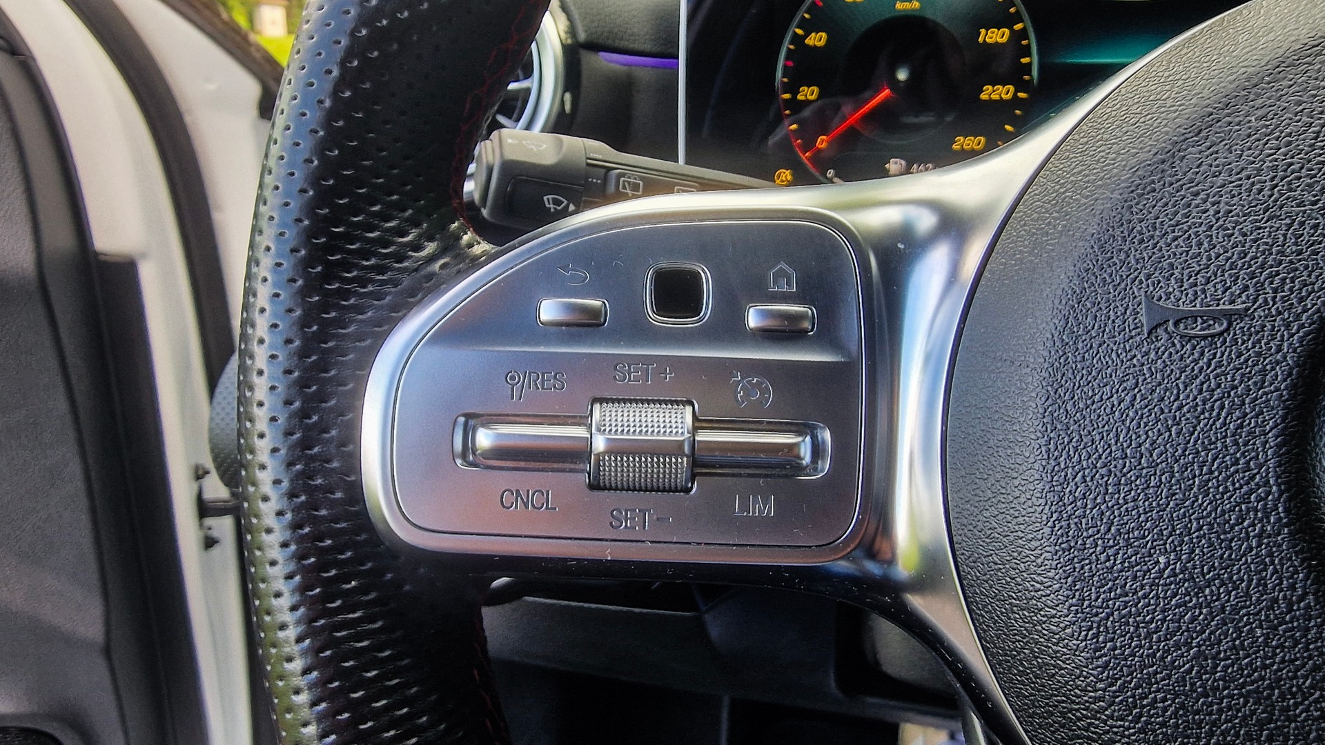 MERCEDES-BENZ A 180 d AMG Line-image-12