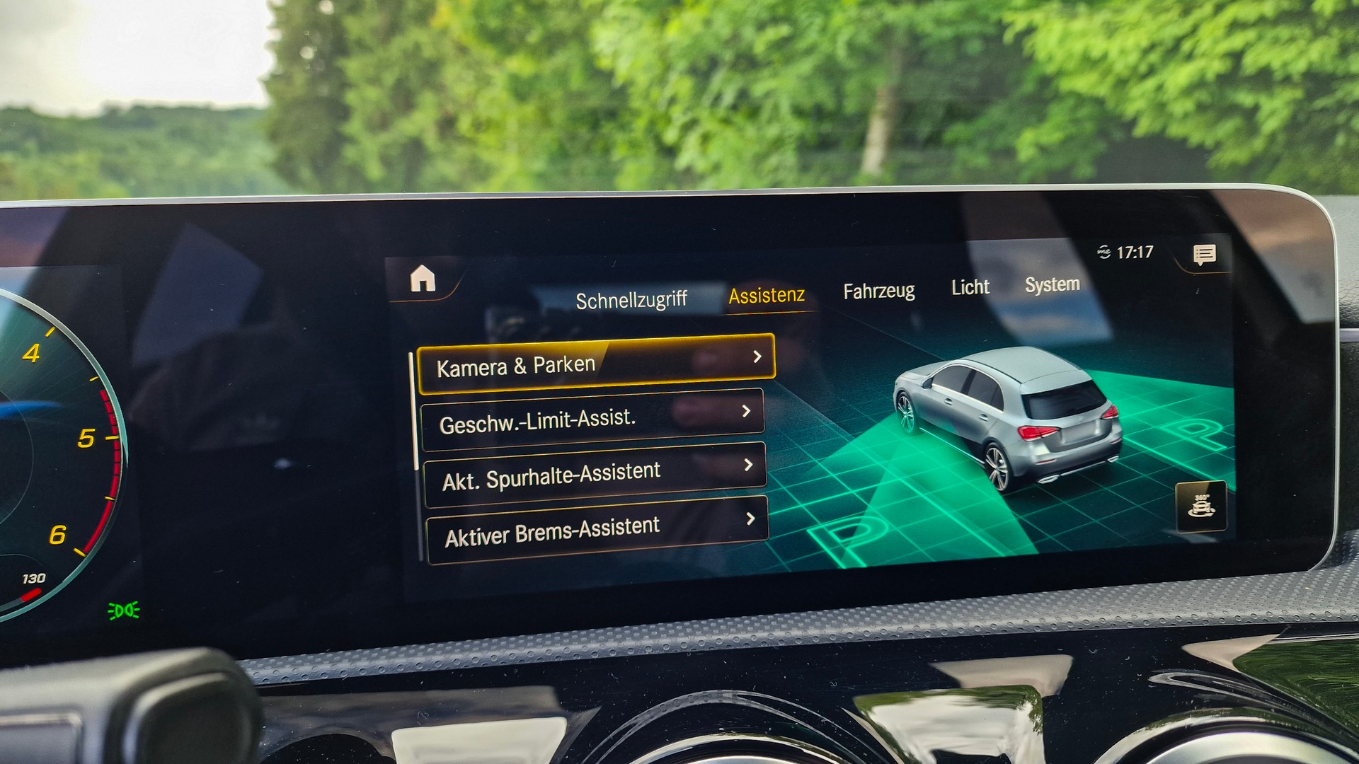 MERCEDES-BENZ A 180 d AMG Line-image-15