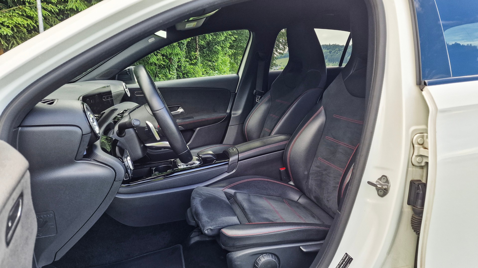 MERCEDES-BENZ A 180 d AMG Line-image-9