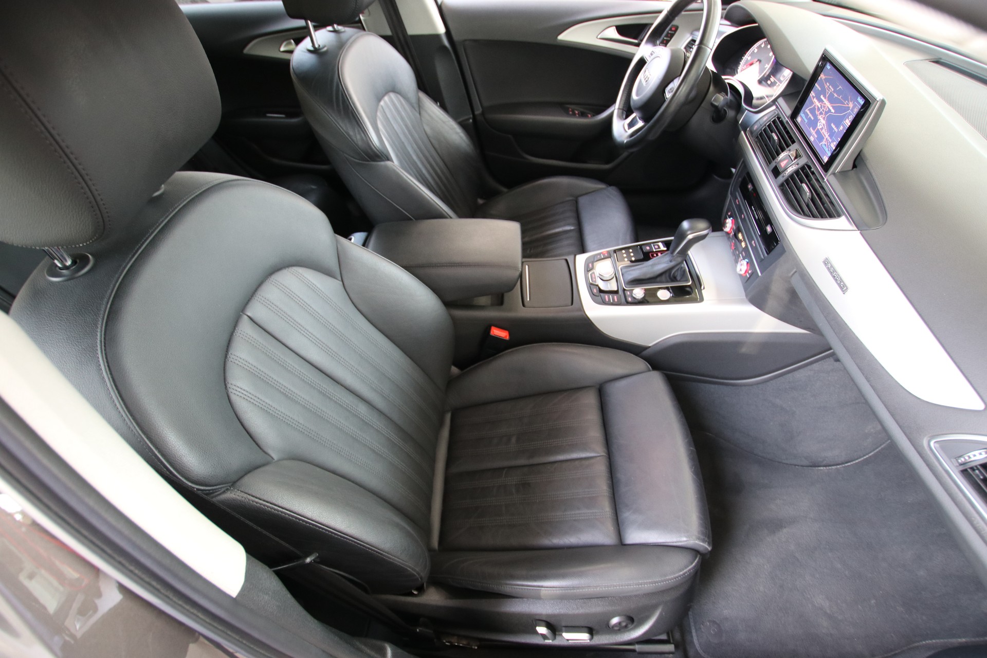 AUDI A6 Avant 3.0 TFSI V6 quattro S-tronic-image-12