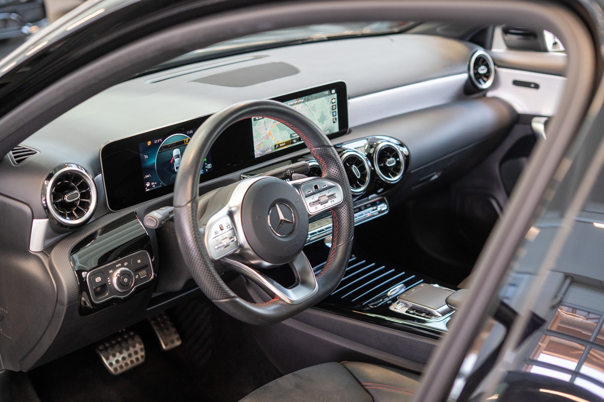 MERCEDES-BENZ A 200 AMG Line Limousine / Navi / Rückfahrkamera-image-8