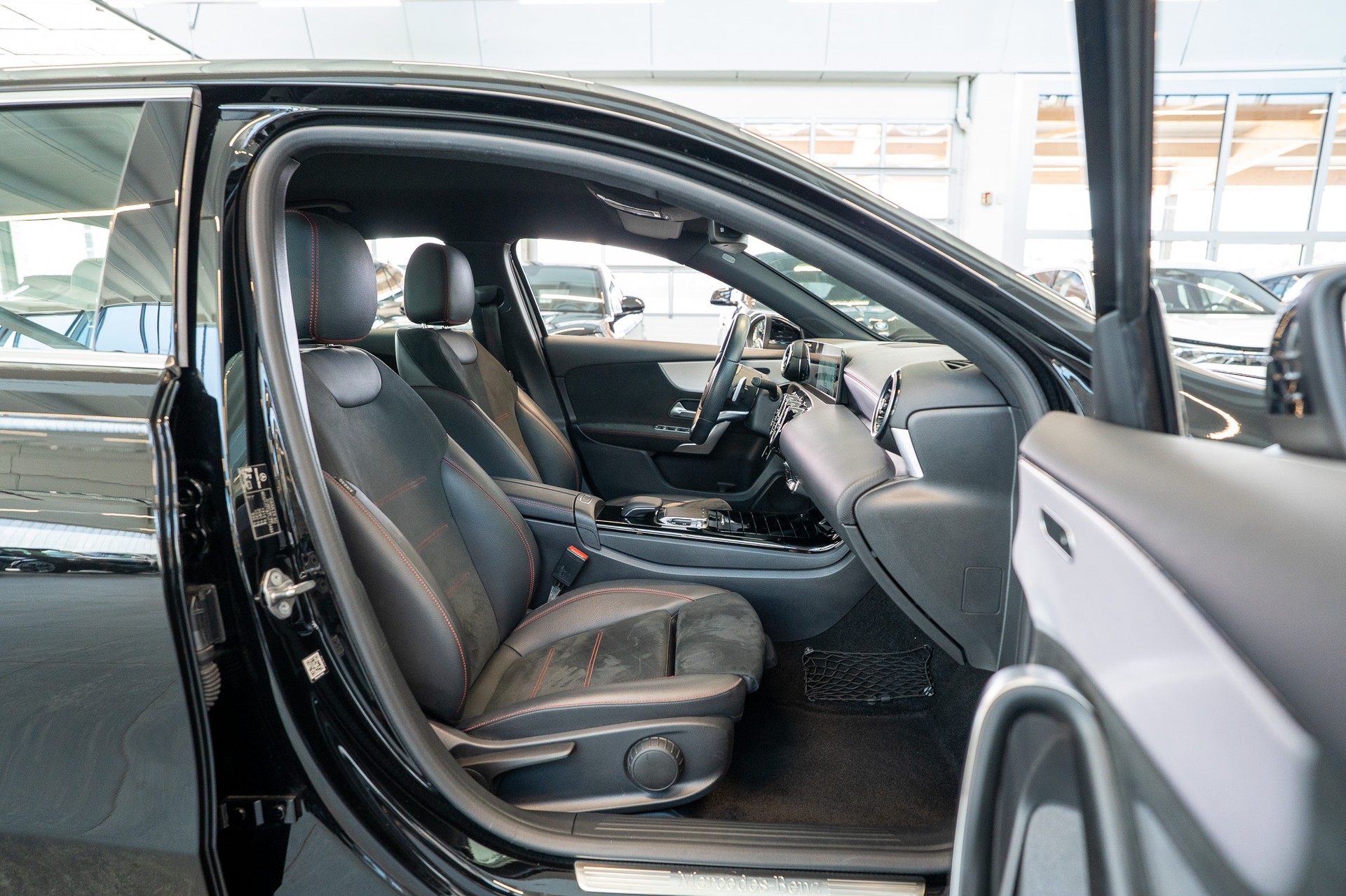 MERCEDES-BENZ A 200 AMG Line Limousine / Navi / Rückfahrkamera-image-12