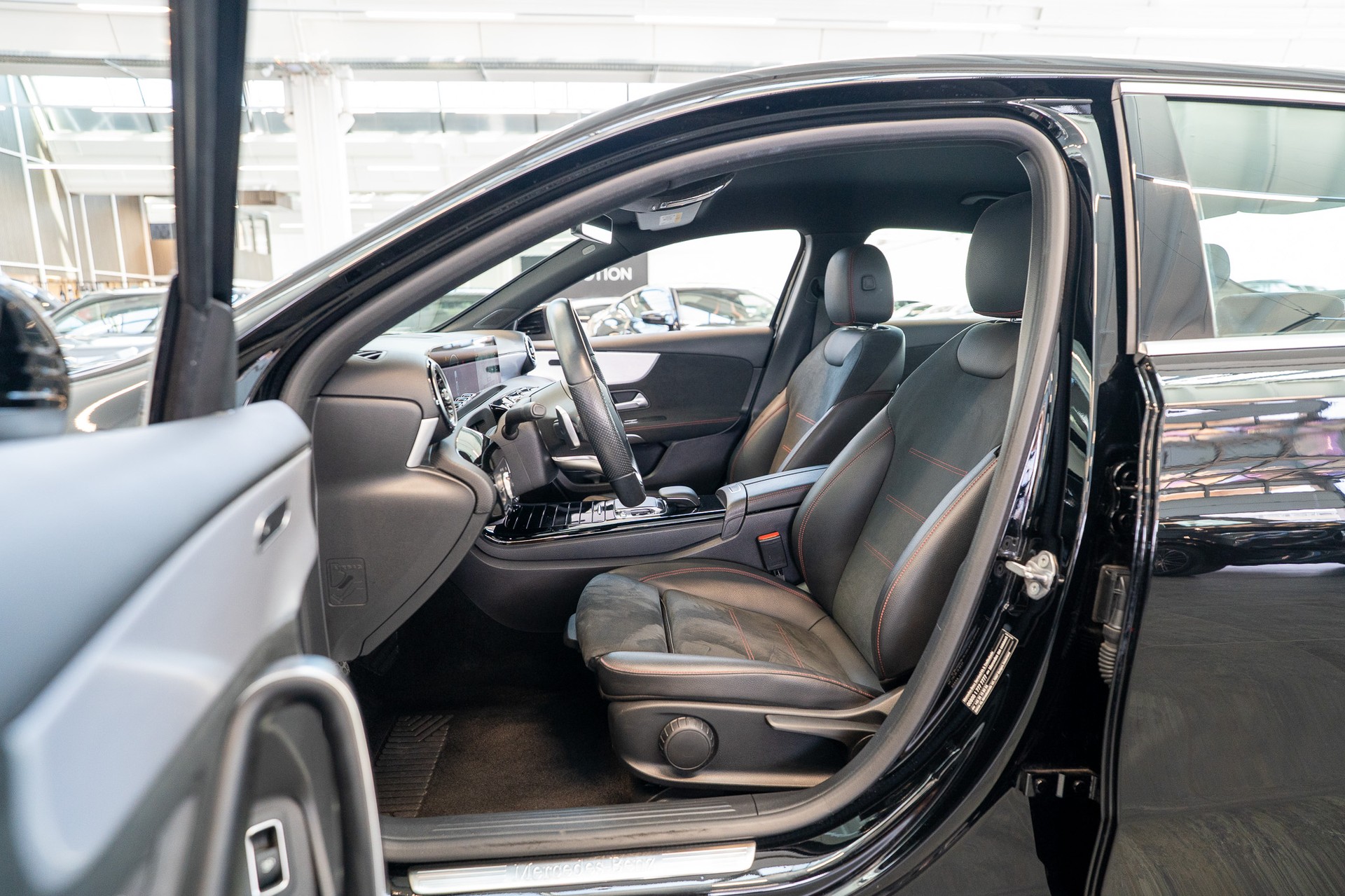 MERCEDES-BENZ A 200 AMG Line Limousine / Navi / Rückfahrkamera-image-9