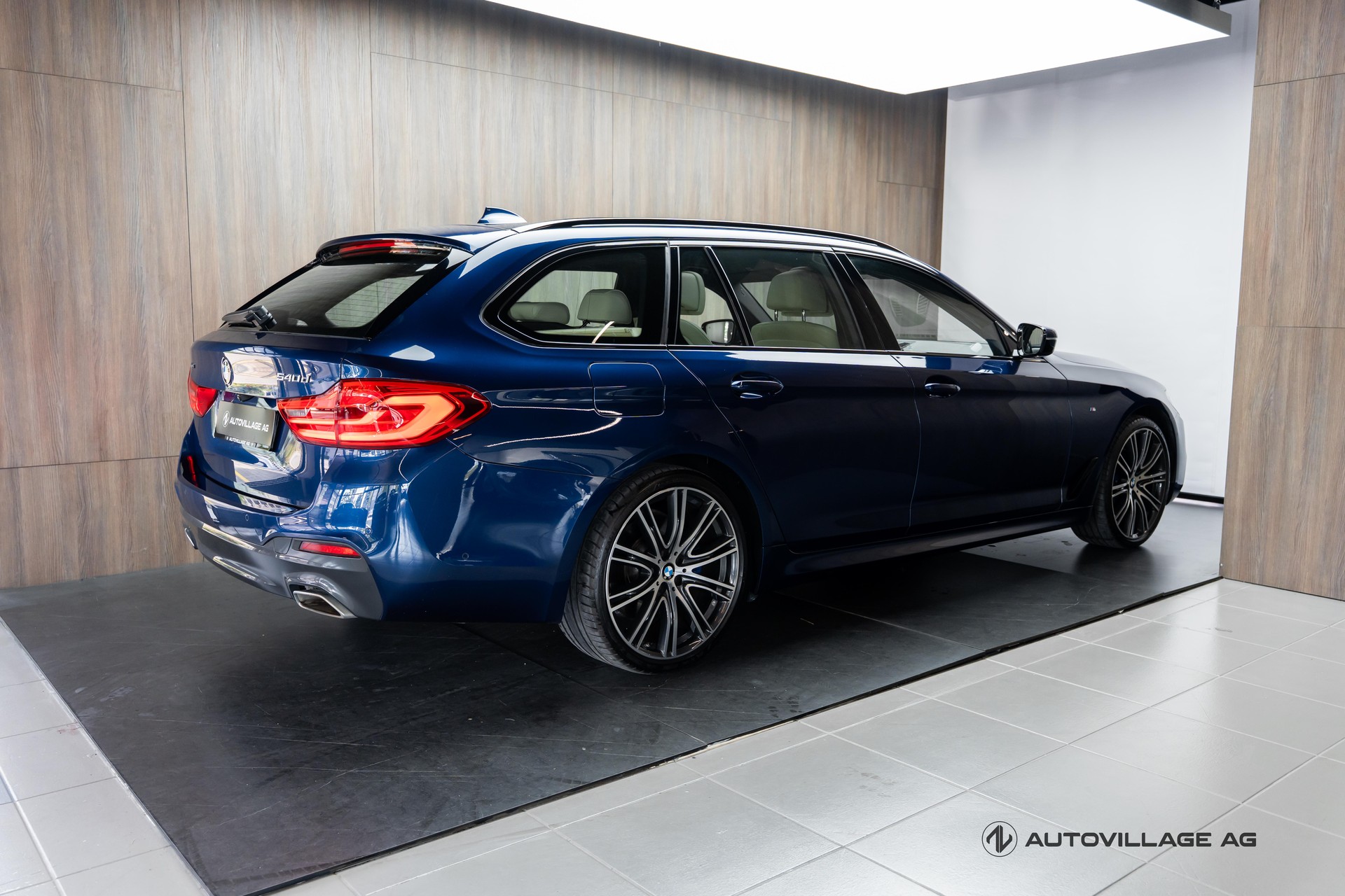 BMW 540d xDrive Touring Steptronic-showroom-element-1