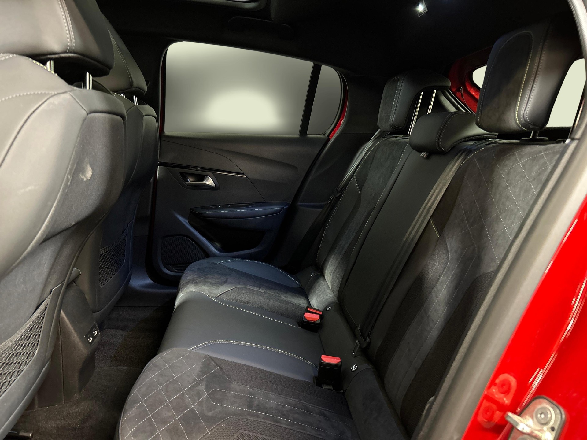PEUGEOT 208 e-GT-image-4