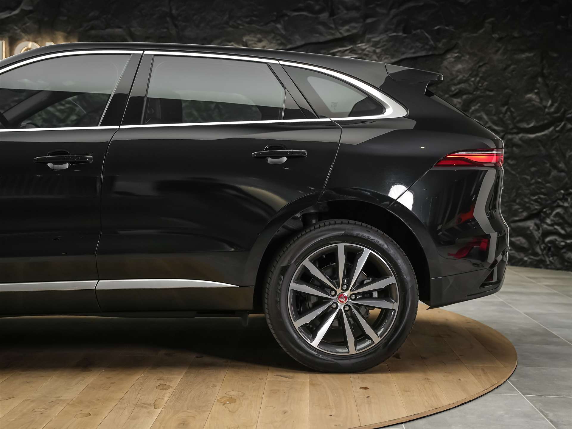 JAGUAR F-Pace 2.0 D200 R-Dynamic MHEV SE AWD *Lenkradheizung*Meridian*ACC*-image-18