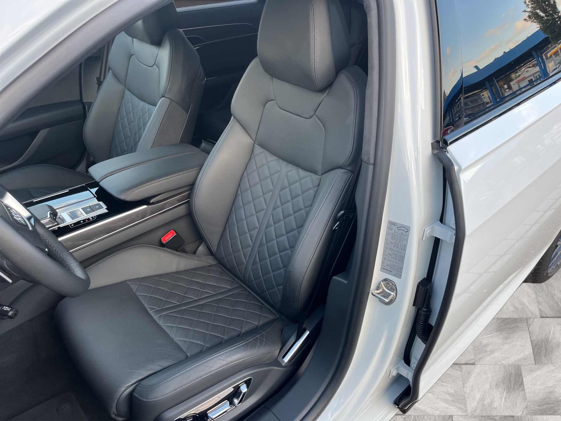 AUDI A8 50 TDI quattro tiptronic*Standheizung, AHK, S-Sportsitze, Panodach, Optikpaket-schwarz, 21"Alu, (5-Jahre Garantie)-image-10